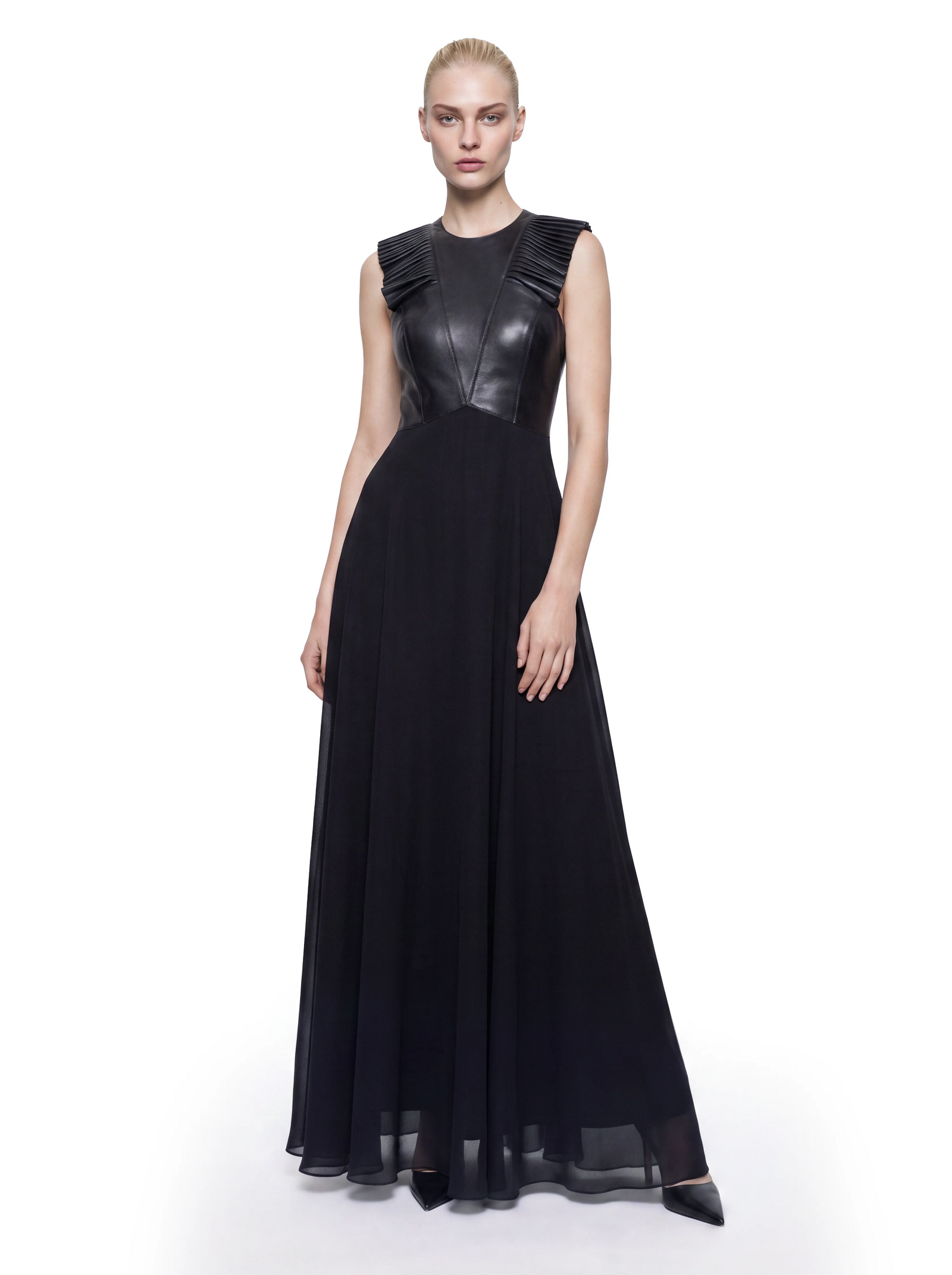 Luxus Designer Abendkleid für Damen in Schwarz mit fließendem, bodenlangem Rockteil, körpernah gearbeitetem Oberteil aus Lammleder und markanten Plisseedetails an den Schultern.