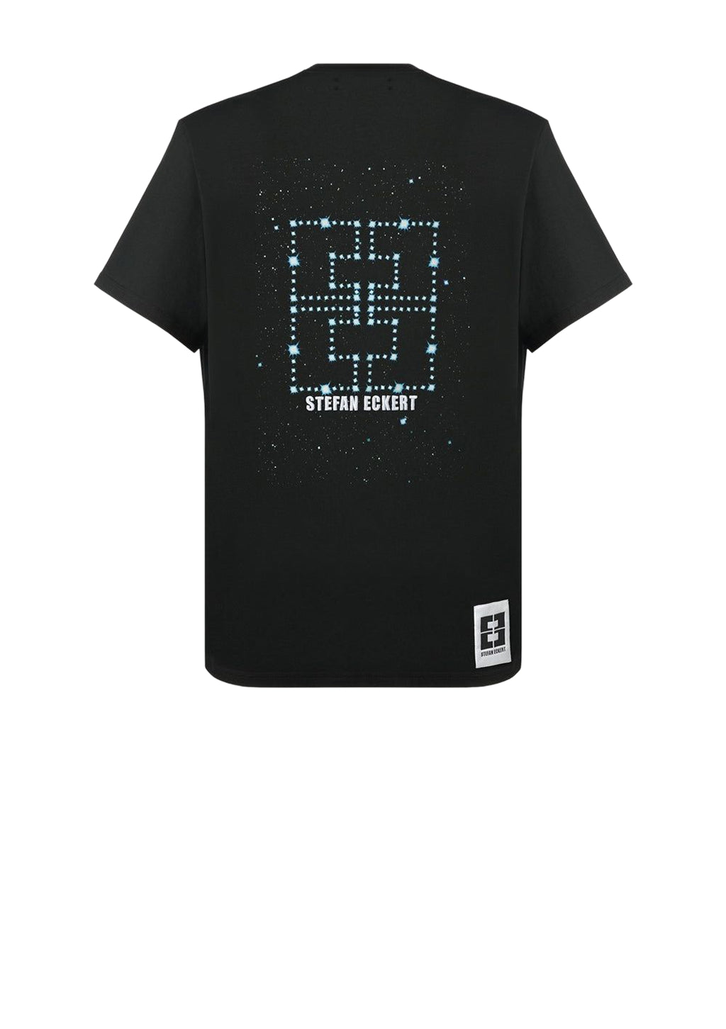 Rückansicht des schwarzen Angel of the Universe T-Shirts von Stefan Eckert mit Double-E-Sternenprint und Logo-Label am Saum
