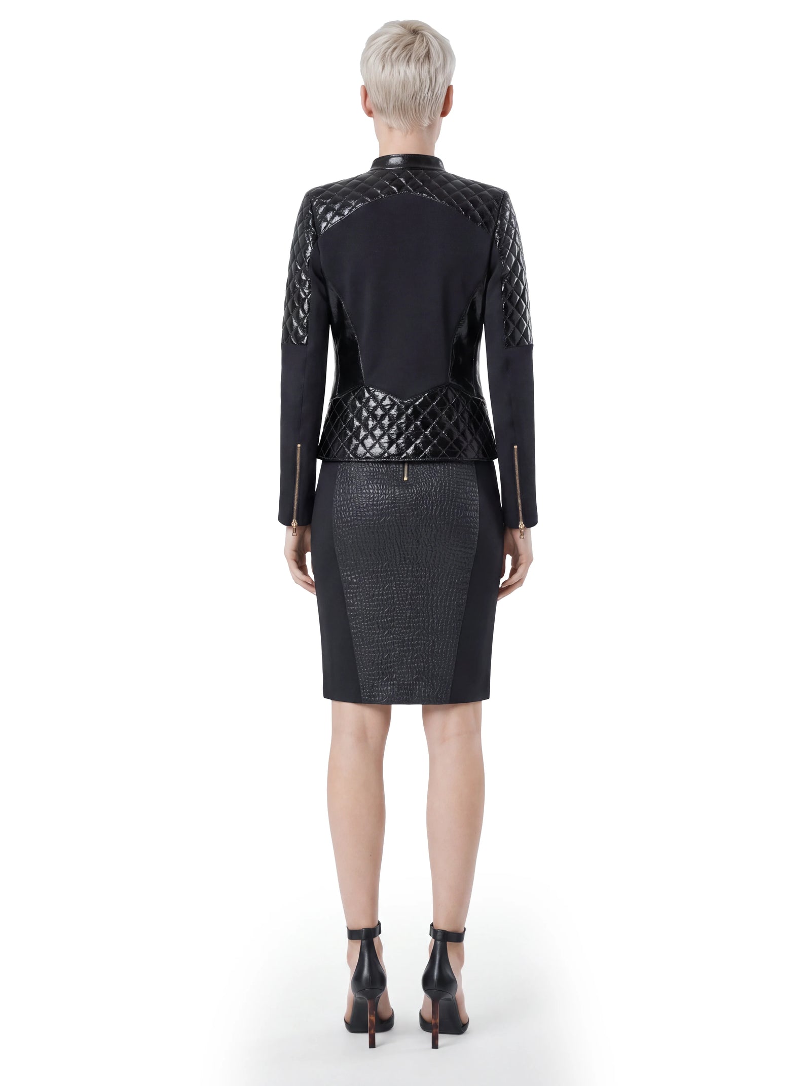 Luxus Designer Damenjacke aus schwarzem Lammleder mit glänzenden Lackleder-Einsätzen, markanter Rautensteppung, taillierter Passform und goldfarbenen Reißverschlüssen.
