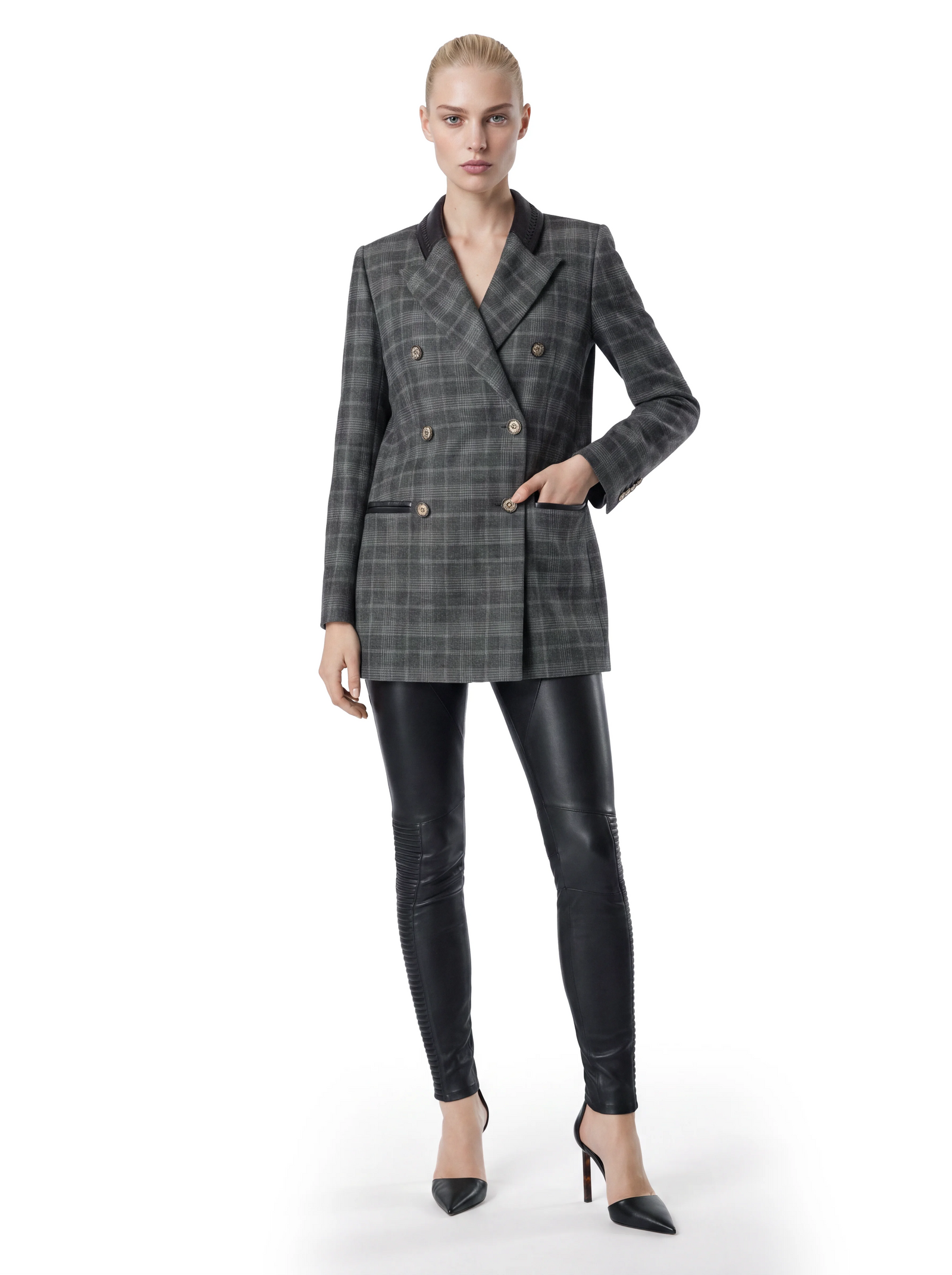 Luxus Designer Damenblazer aus Wolle im Schwarz-Grau-Karo mit handgeflochtener Lammleder-Applikation am Kragen, Paspeltaschen aus Lammleder und gravierten Logo-Knöpfen in Oversize-Passform.