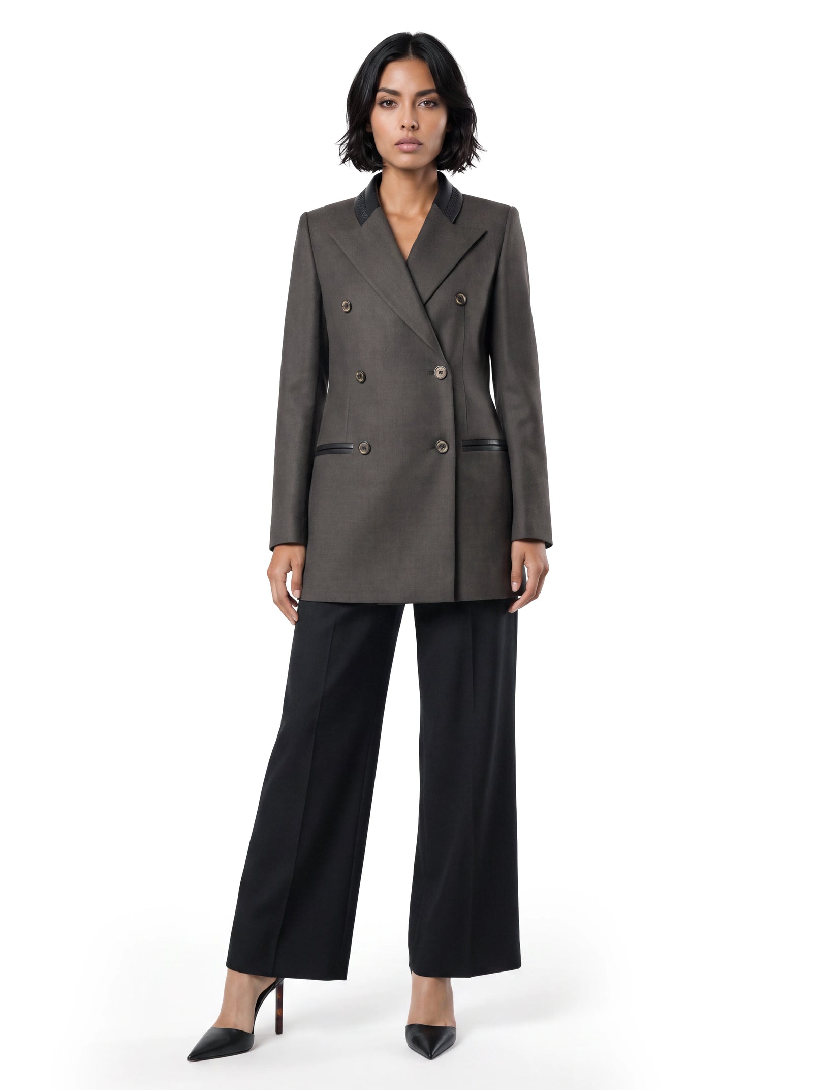 Designer Blazer für Damen in Farbe Braun mit kunstvollem Flechtkragen und schwarzen Leder Paspel-Taschen