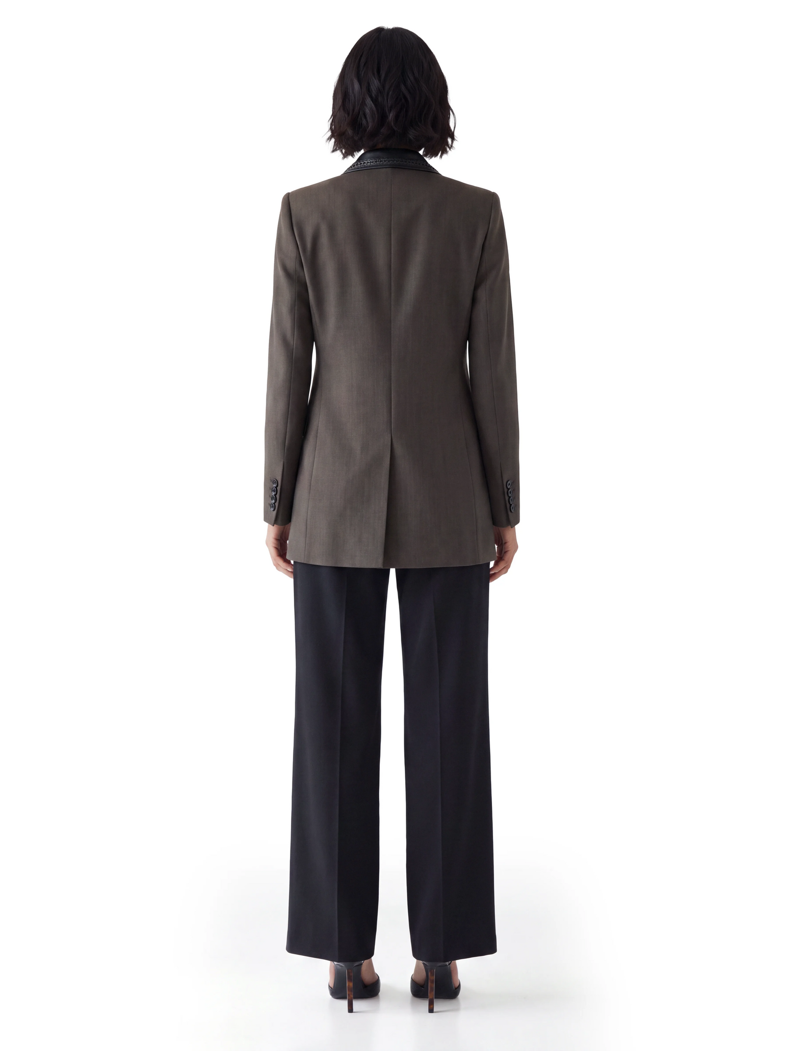Rückansicht des Designer Blazer für Damen in Farbe Braun mit kunstvollem Flechtkragen und schwarzen Leder Paspel-Taschen von Designer Stefan Eckert.