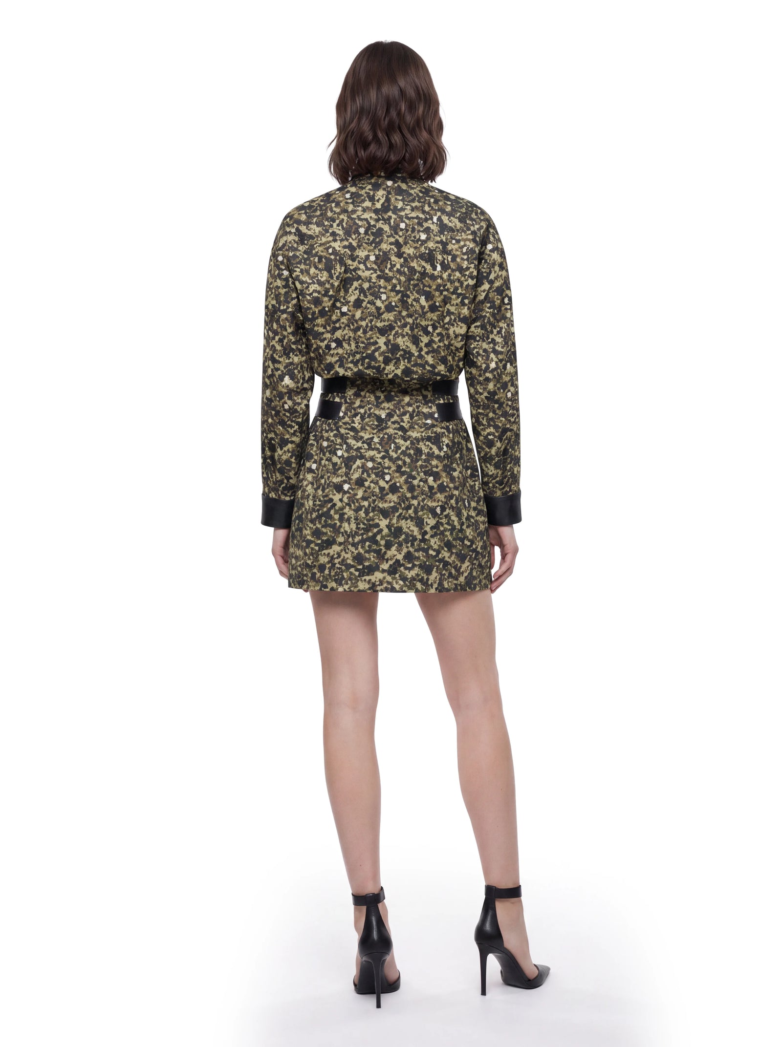 Luxus Designer Hemdkleid für Damen mit markantem Camouflage-Muster in Khaki und Schwarz, taillierter Silhouette sowie kontrastierenden schwarzen Lammlederdetails an Taille und Ärmelabschlüssen.