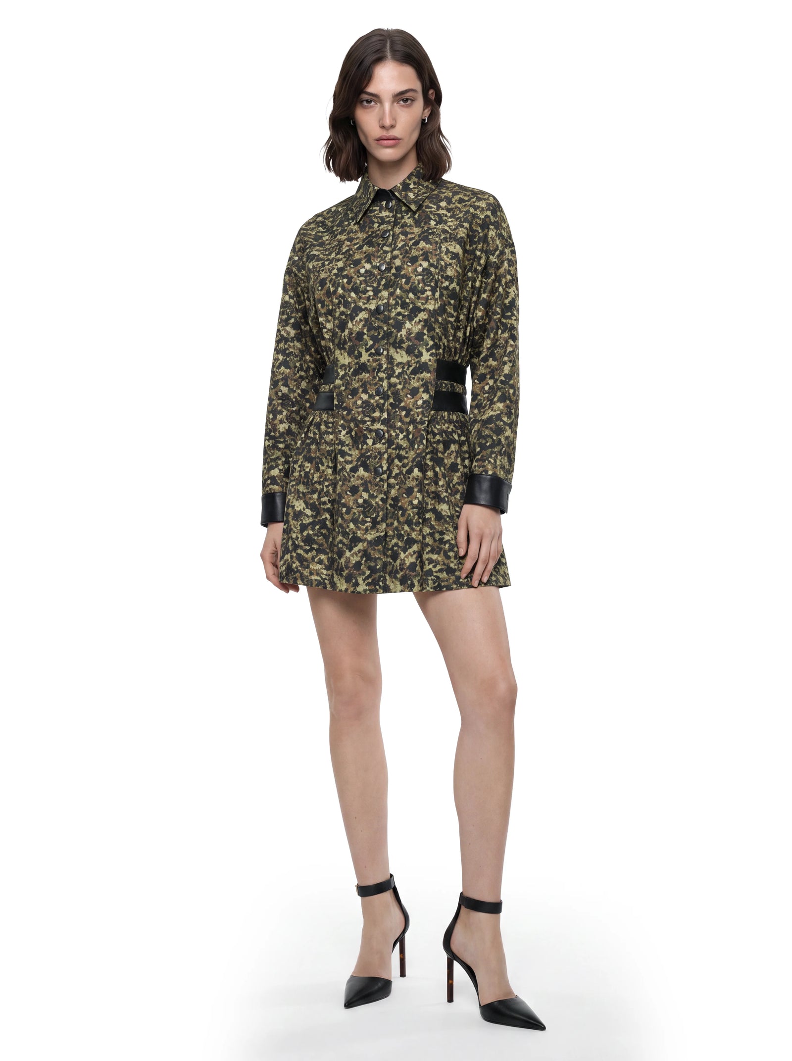 Luxus Designer Hemdkleid für Damen mit abstraktem Camouflage-Muster in Khaki und Schwarz, klassischem Hemdkragen, durchgehender Knopfleiste und kontrastierenden schwarzen Details an Taille und Ärmelabschlüssen.