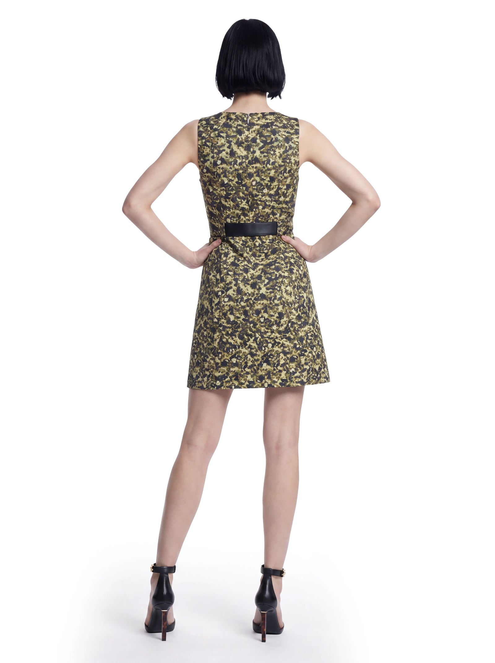 Luxus Designer Kleid für Damen mit abstraktem Camouflage-Muster in Khaki und Schwarz, taillierter Silhouette und kontrastierendem schwarzem Gürtel in der Taille.
