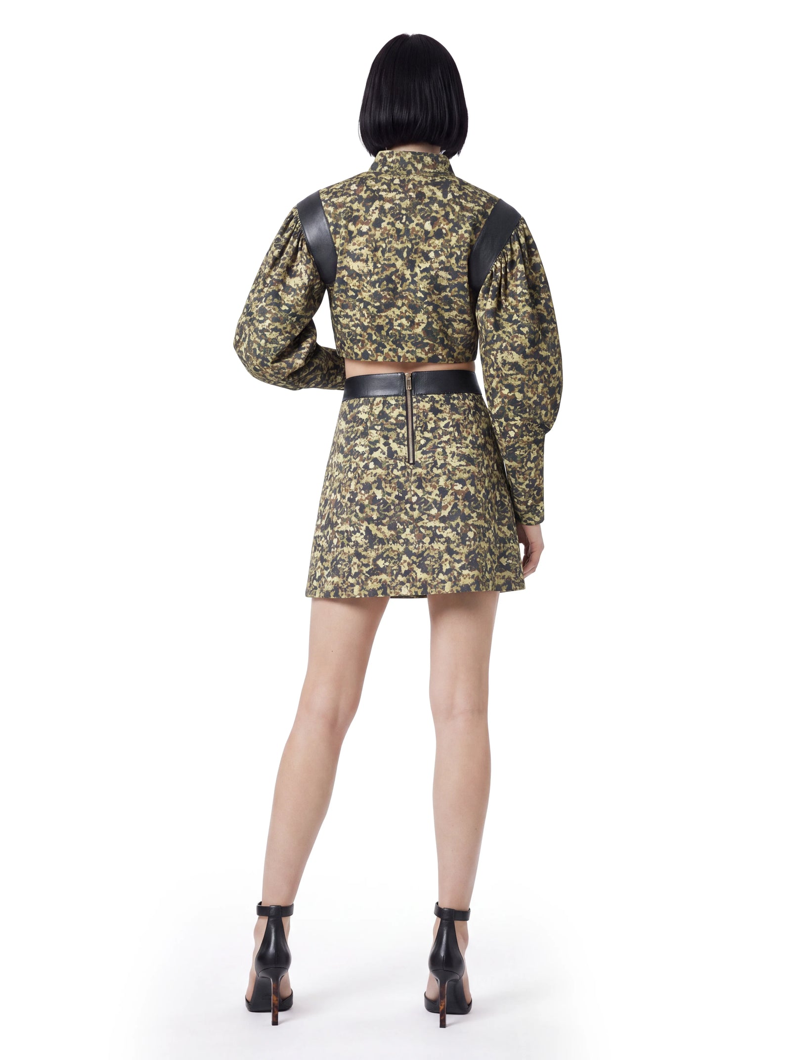 Camouflage Luxus Designer Minirock für Damen mit kurzer, ausgestellter Passform, schwarzem Lederbund und markantem Reißverschluss.