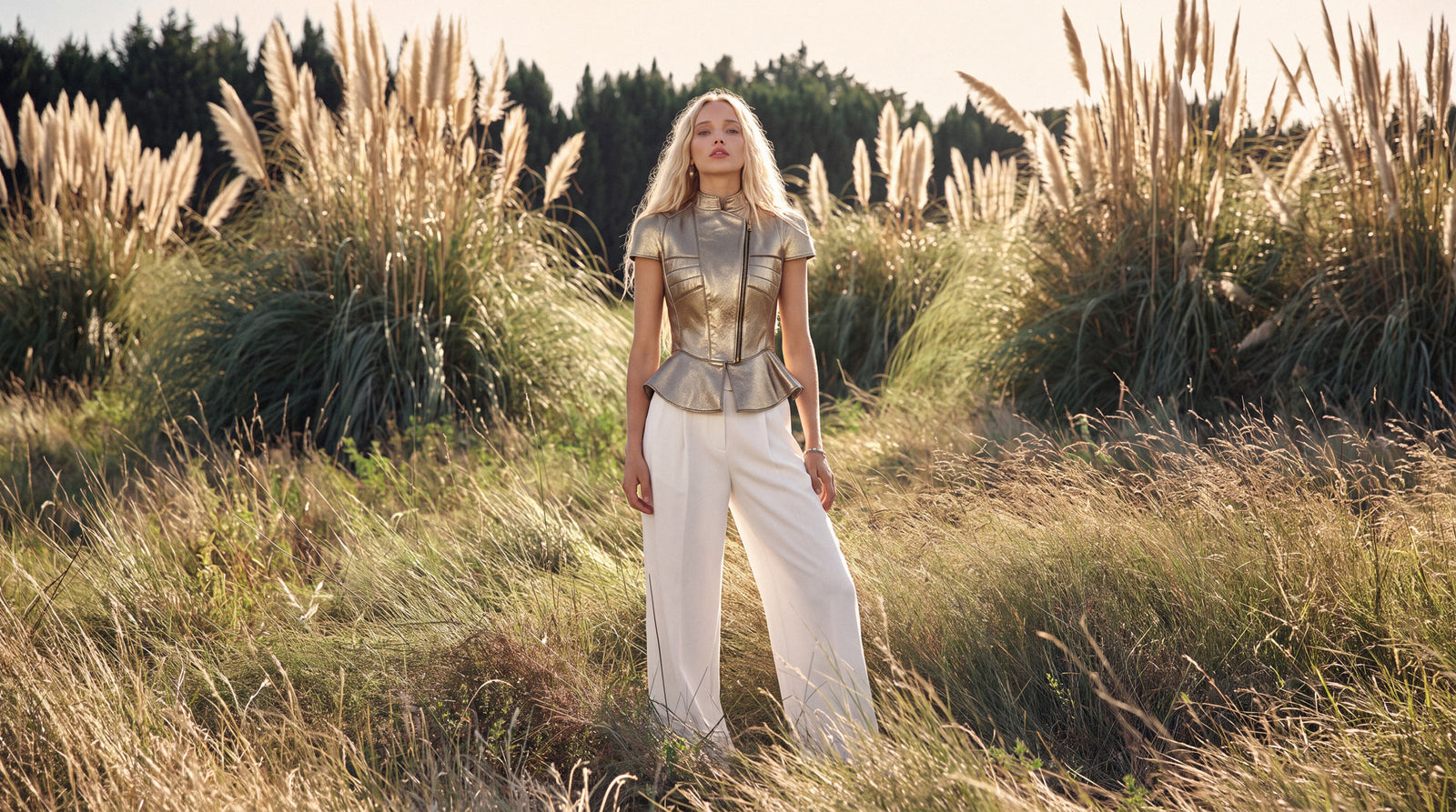 Model mit goldener Designer Lederjacke für Damen von Stefan Eckert mit Steppungen, kurzen ausgestellten Ärmeln und architektonischem Schlösschen