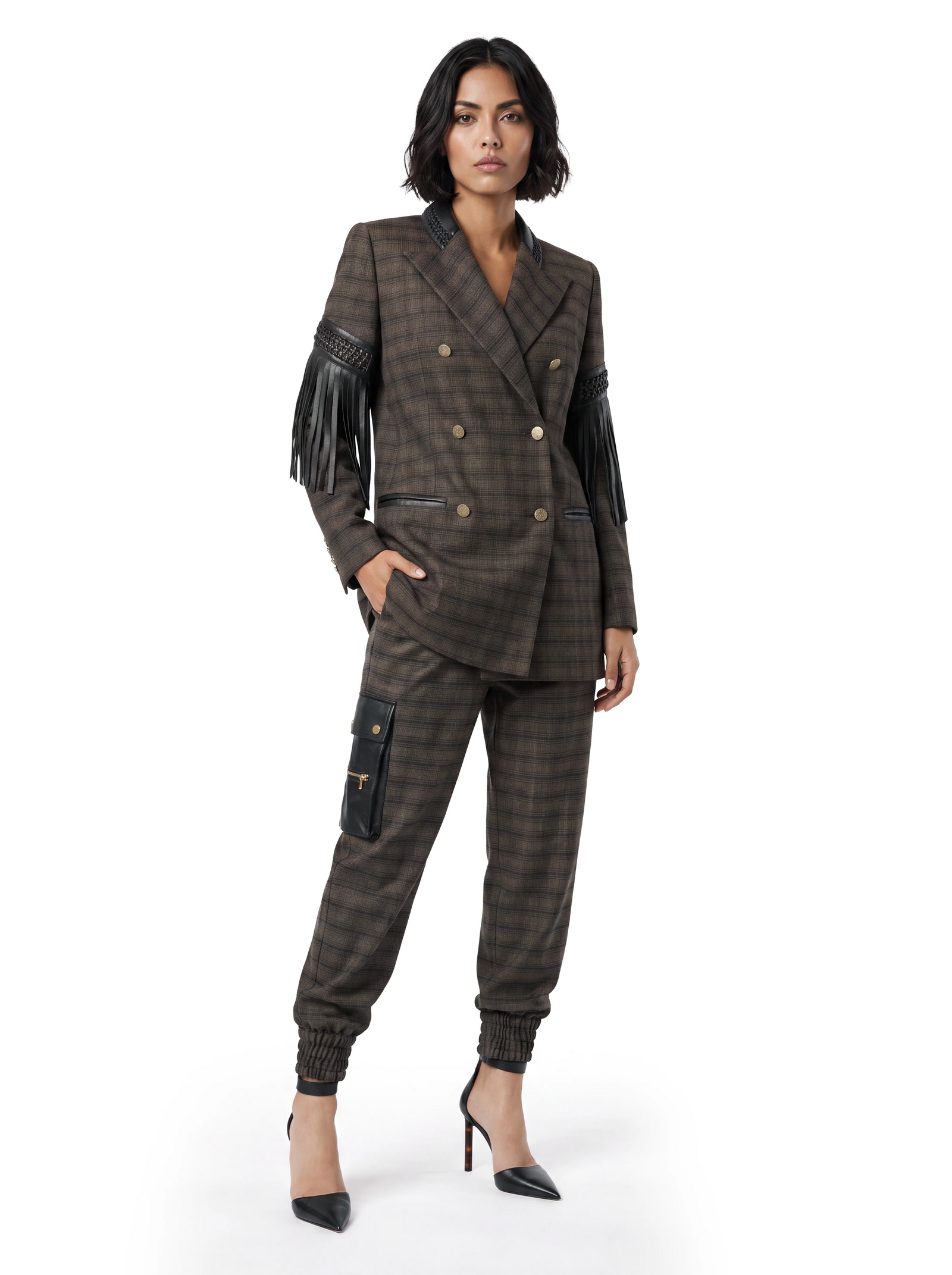 Luxus Designer Cargo-Hose für Damen im braunen Karomuster mit schwarzen Cargo-Taschen, goldfarbenen Details und elastischem Gummizug am Beinabschluss.