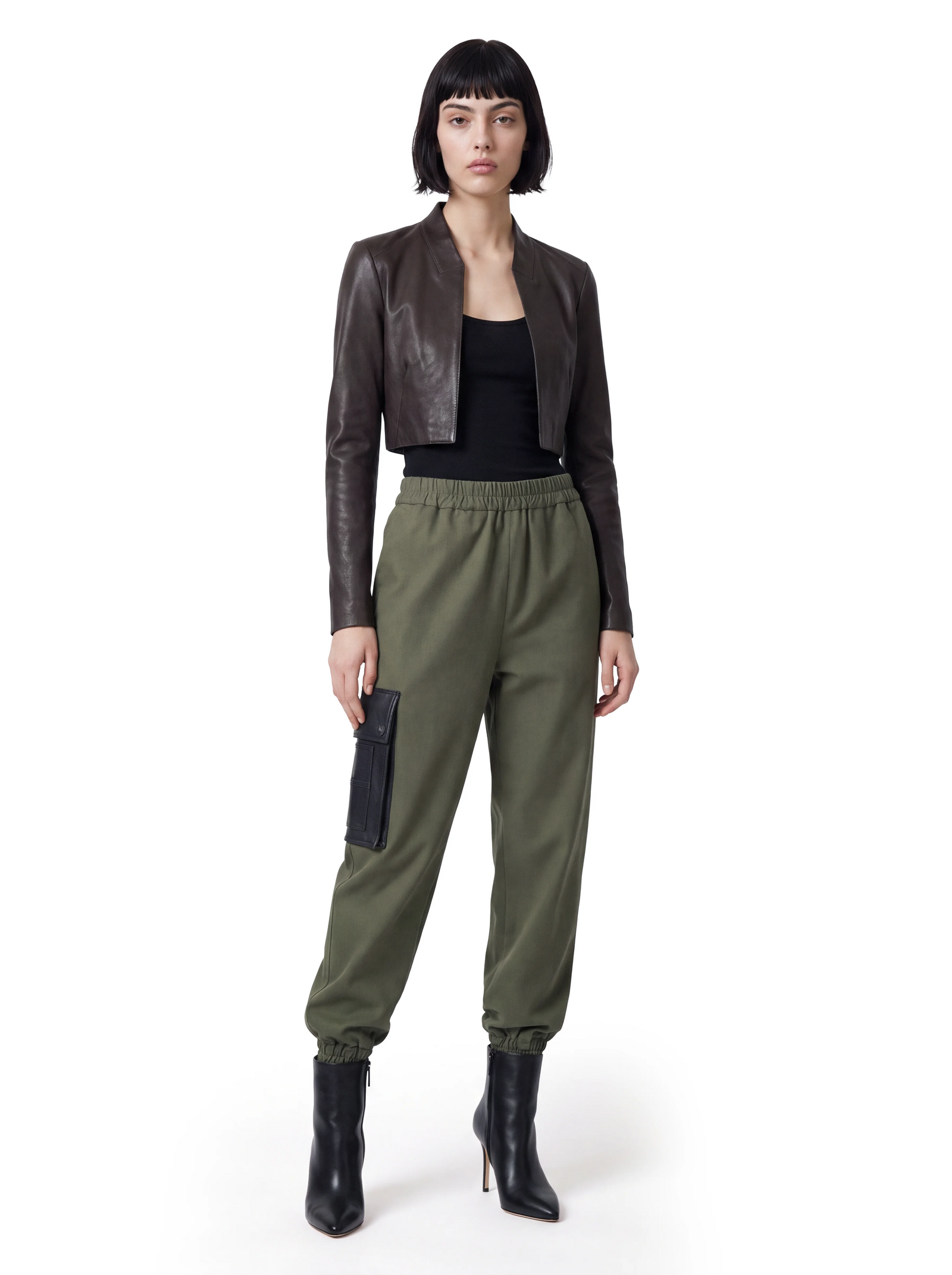 Dunkelbraune Luxus Designer Lederjacke im kurzen Bolero-Stil mit schmalem Reverskragen, klarer Schnittführung und körpernaher Silhouette, kombiniert mit einer Workwear-inspirierten Hose.