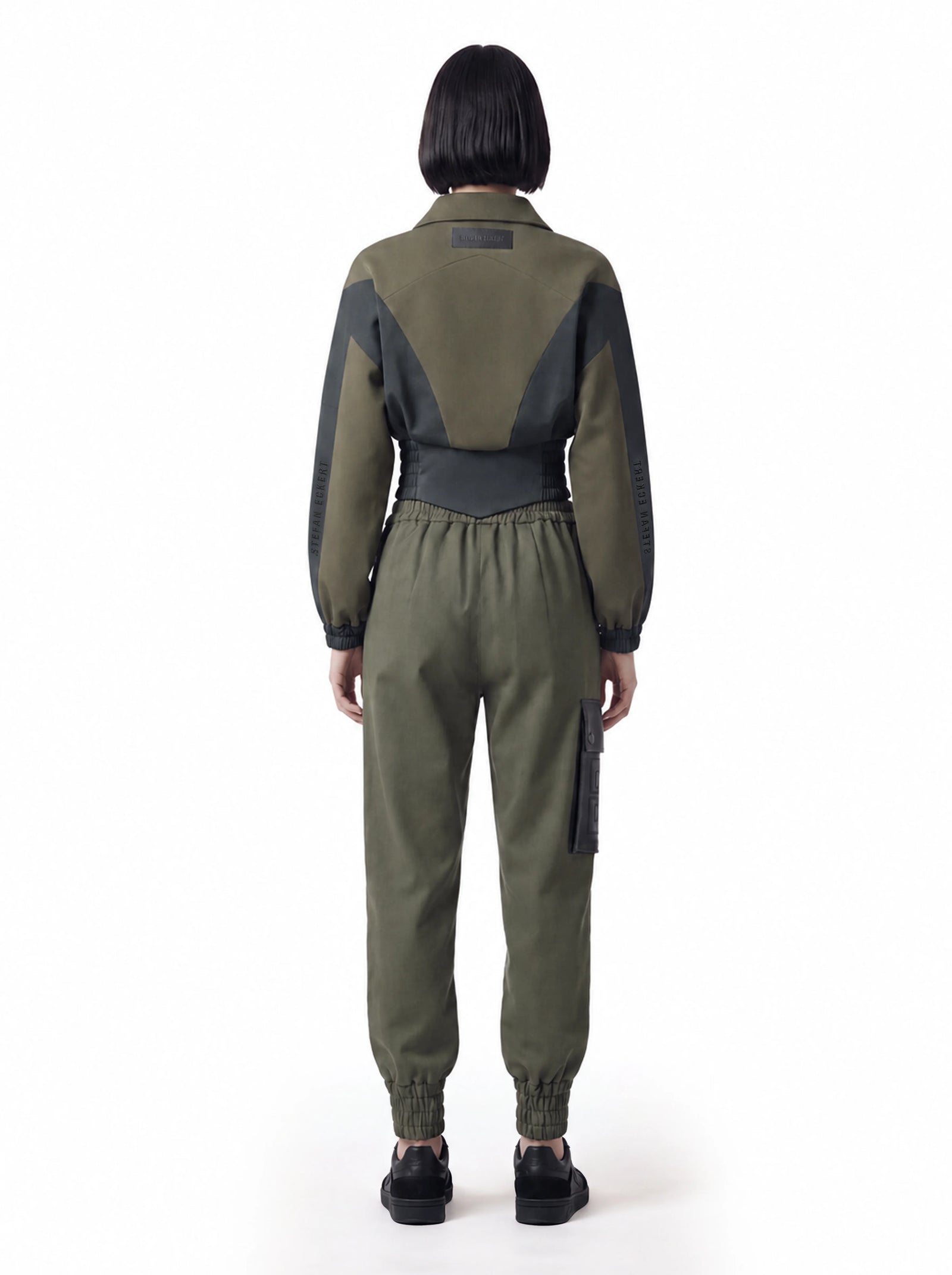 Luxus Designer Damenjacke in Olivgrün und Schwarz mit grafischer Farbaufteilung, elastisch betonter Taille, dezenten Stickereien an den Ärmeln und lässiger Oversize-Passform.