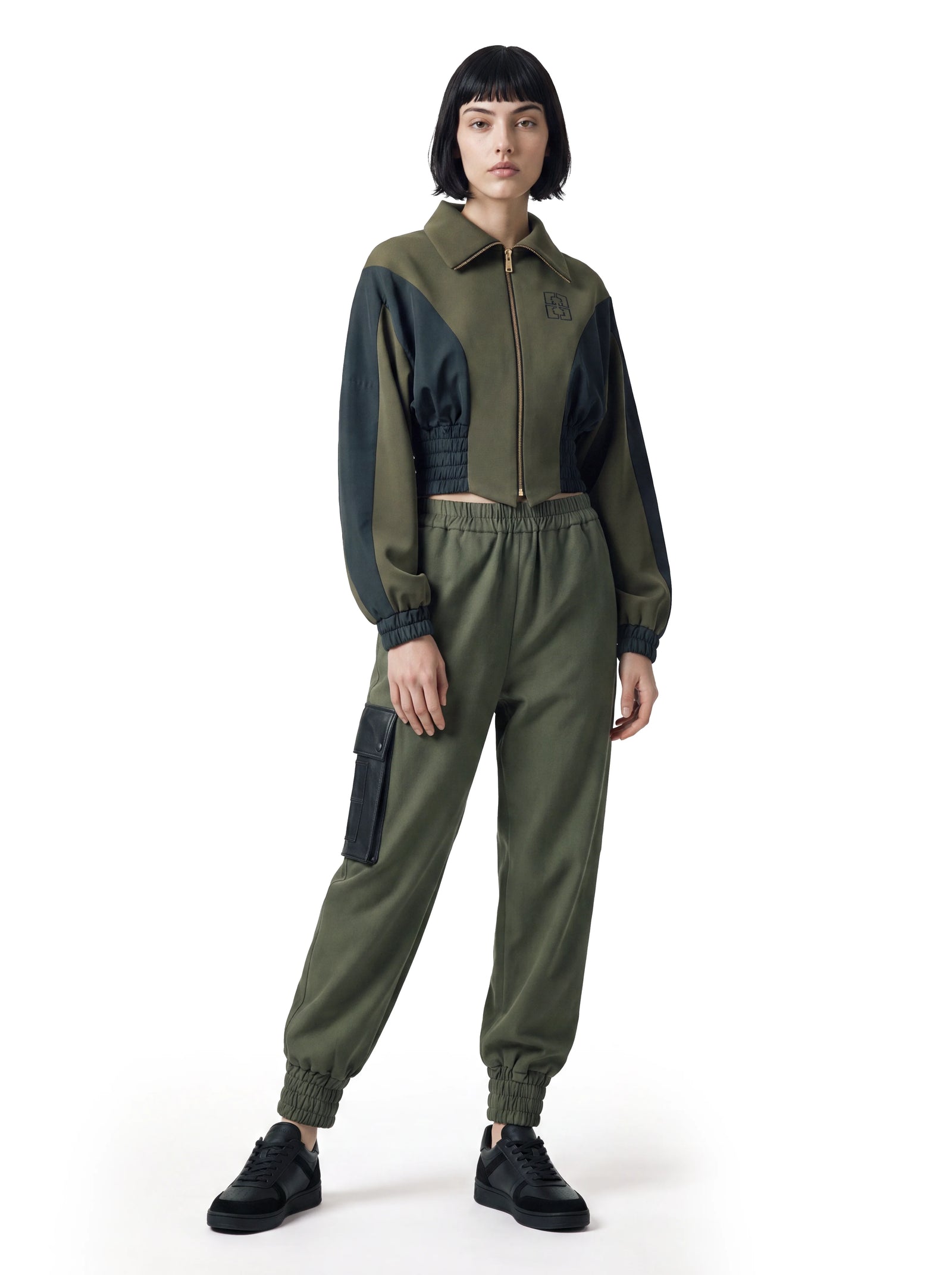 Luxus Designer Damenjacke in Olivgrün und Schwarz mit Stickereien, Monogramm-Reißverschluss, elastischen Raffdetails und moderner Oversize-Passform.