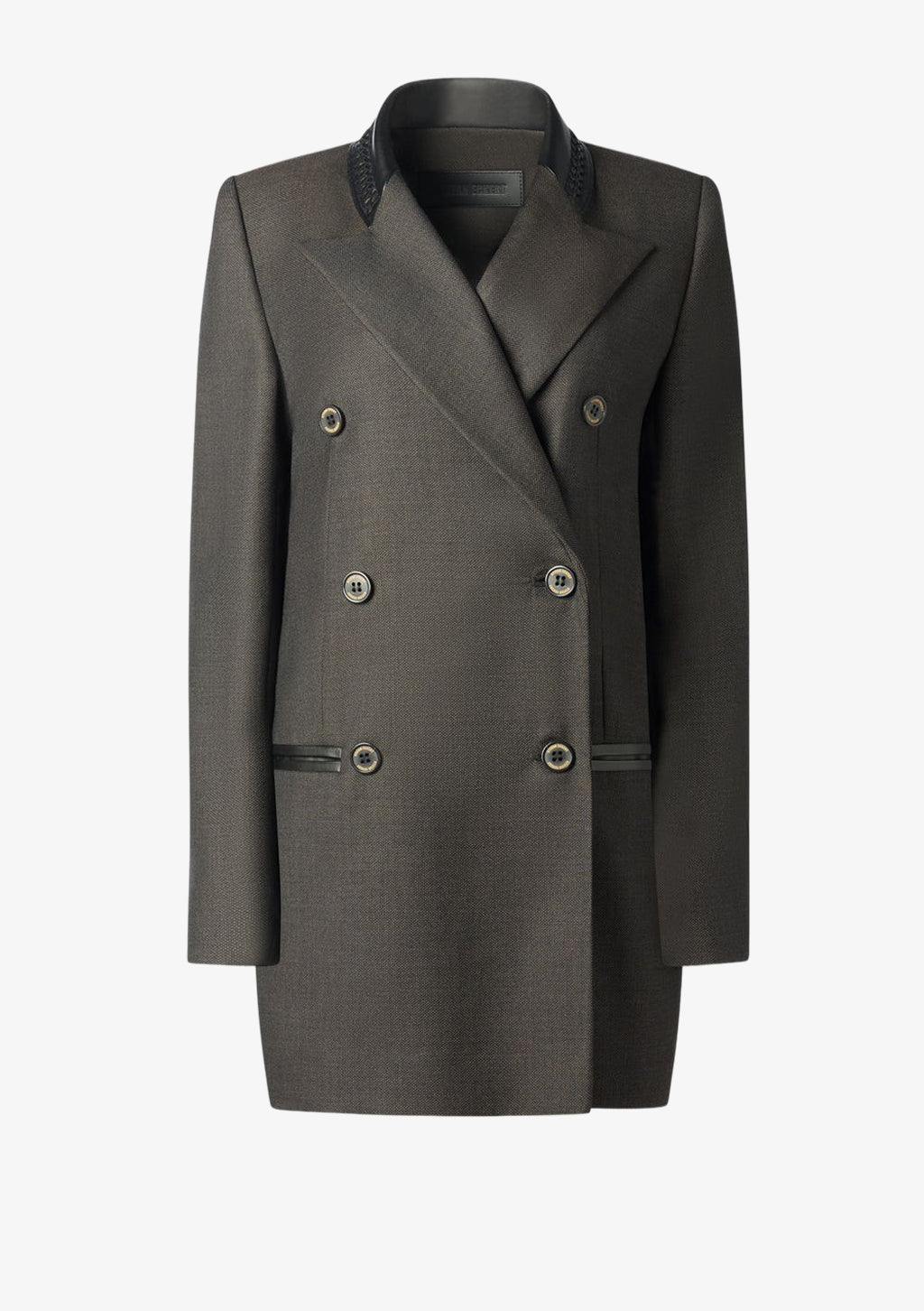 Bonnie Blazer, Doppelreihiger Blazer für Damen aus brauner feiner Wolle mit geflochtenem Lederkragen aus hochwertigem Lammleder von Designer Stefan Eckert. Erhältlich in Hamburg, London, New York, London und Paris. Double-breasted blazer for women made of brown fine wool with braided leather collar made of high quality lambskin by designer Stefan Eckert. Available in Hamburg, London, New York, London and Paris.