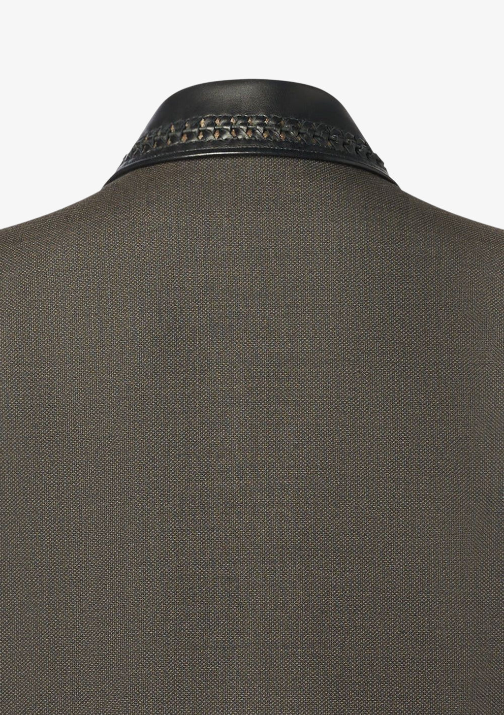 Bonnie Blazer, Doppelreihiger Blazer für Damen aus brauner feiner Wolle mit geflochtenem Lederkragen aus hochwertigem Lammleder von Designer Stefan Eckert. Erhältlich in Hamburg, London, New York, London und Paris. Double-breasted blazer for women made of brown fine wool with braided leather collar made of high quality lambskin by designer Stefan Eckert. Available in Hamburg, London, New York, London and Paris.