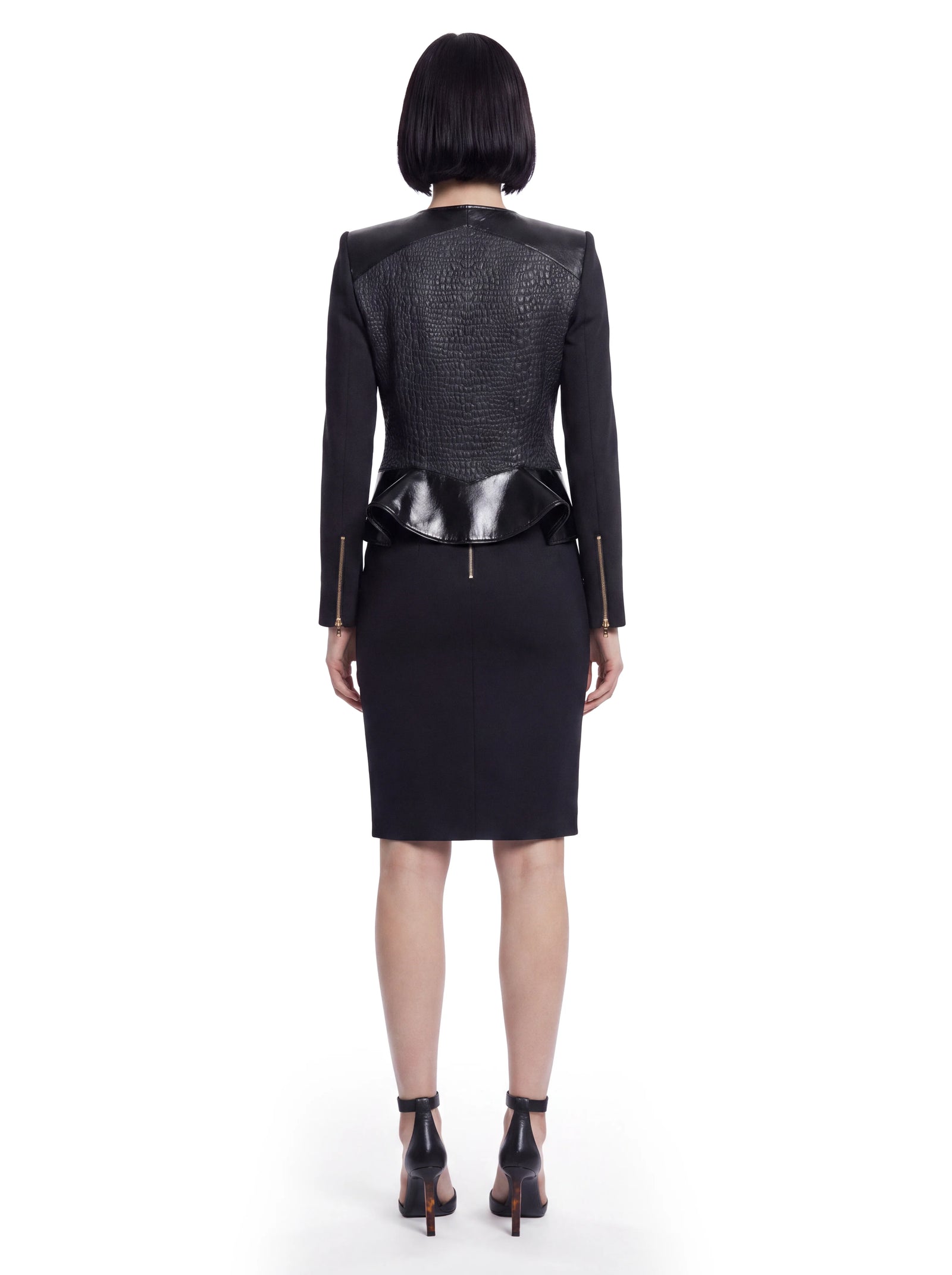 Schwarze Luxus Designer Jacke für Damen mit glänzendem Lackleder im Kroko-Quilt-Look, ausgestelltem Schößchen und goldfarbenen Reißverschlussdetails an den Ärmeln.