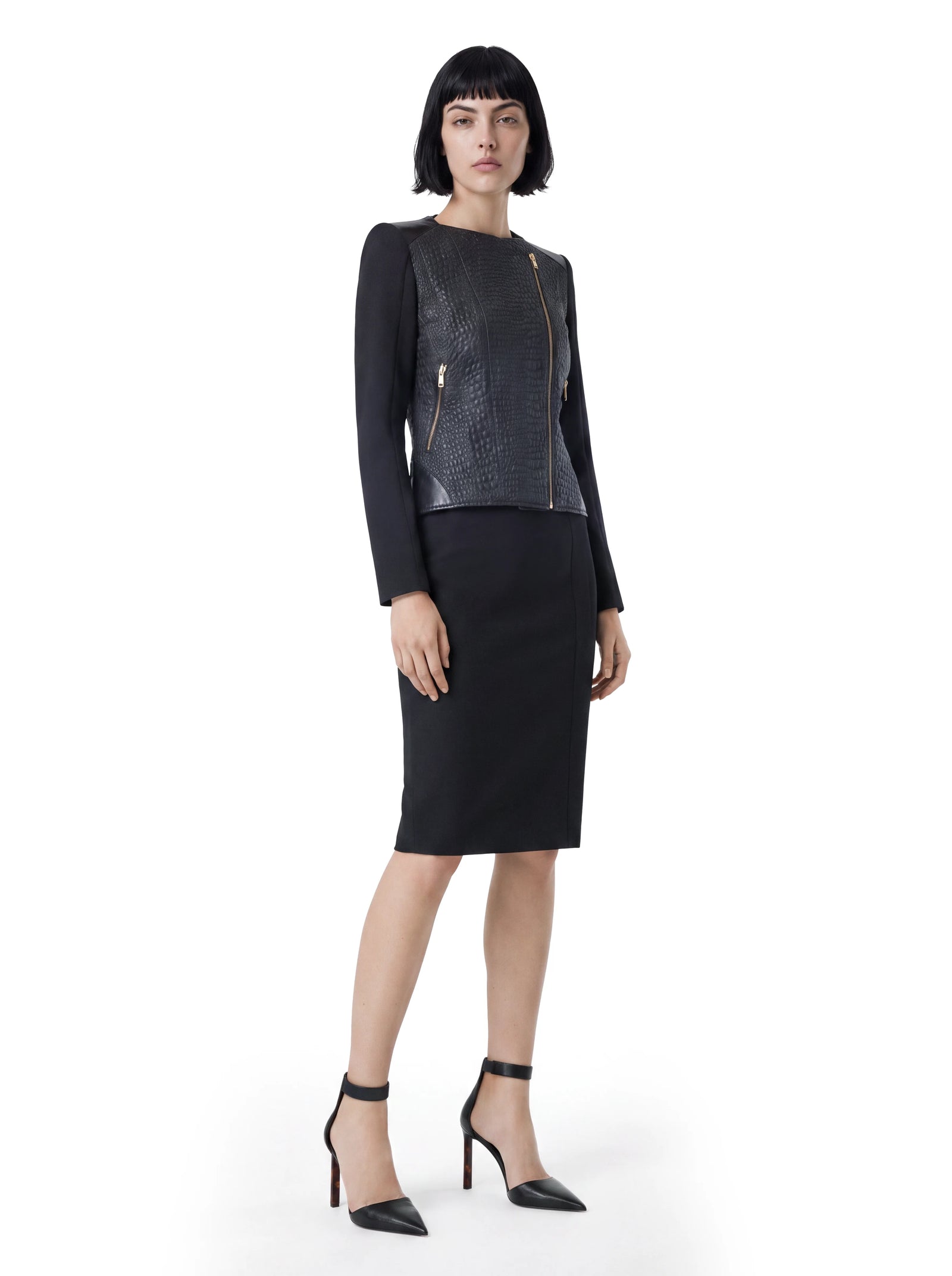 Luxus Designer Jacke für Damen in Schwarz mit glänzendem Lackleder im Kroko-Quilt-Look, schwarzen Ärmeln und goldfarbenen Reißverschlüssen.