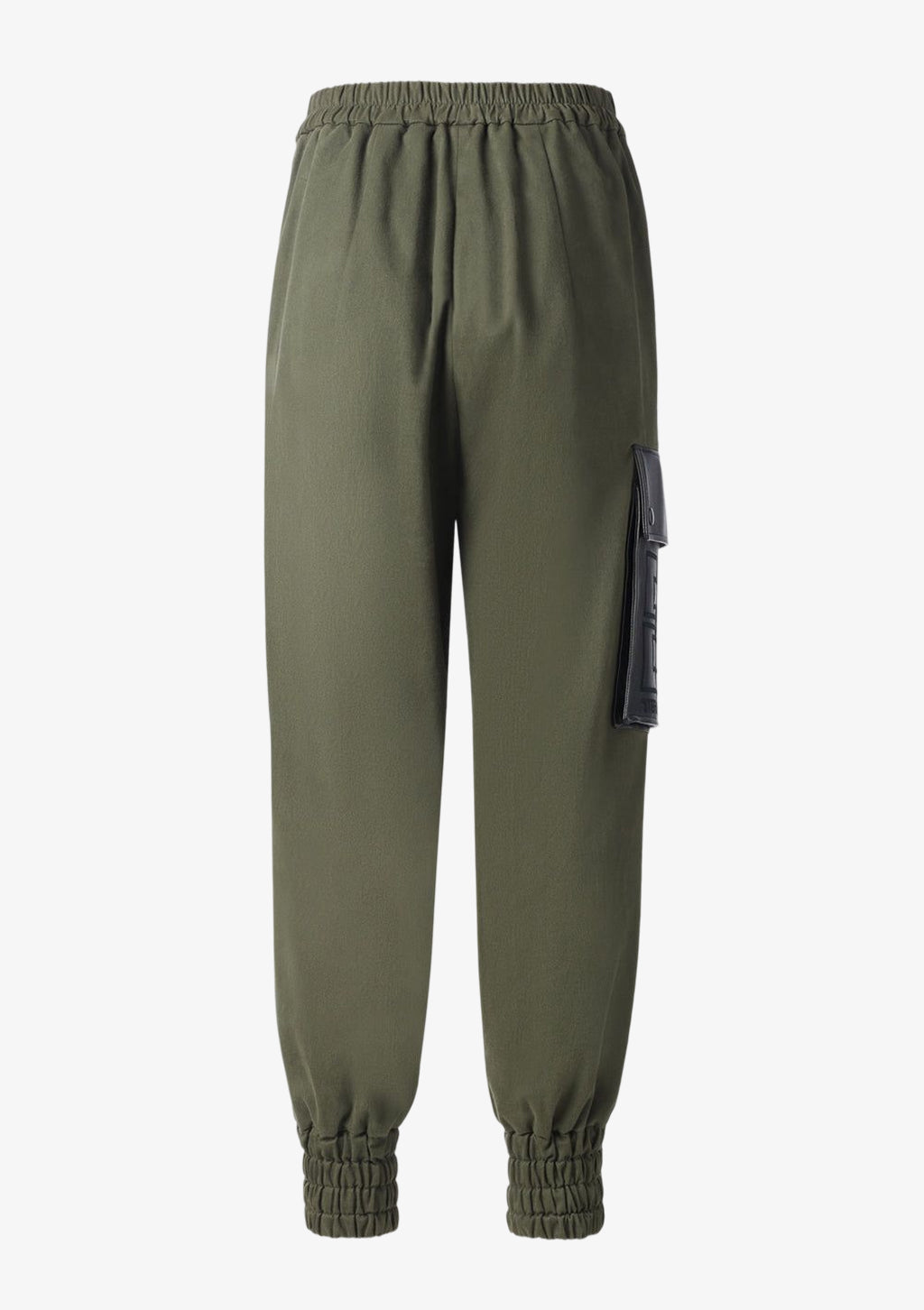 Jogger Pants Khaki für Damen mit Gummizug und Leder-Seitentasche mit Logo-Stickerei von Designer Stefan Eckert. Erhältlich in Hamburg, London, New York, London und Paris. Jogger pants khaki for women with elastic waistband and leather side pocket with logo embroidery by designer Stefan Eckert. Available in Hamburg, London, New York, London and Paris.