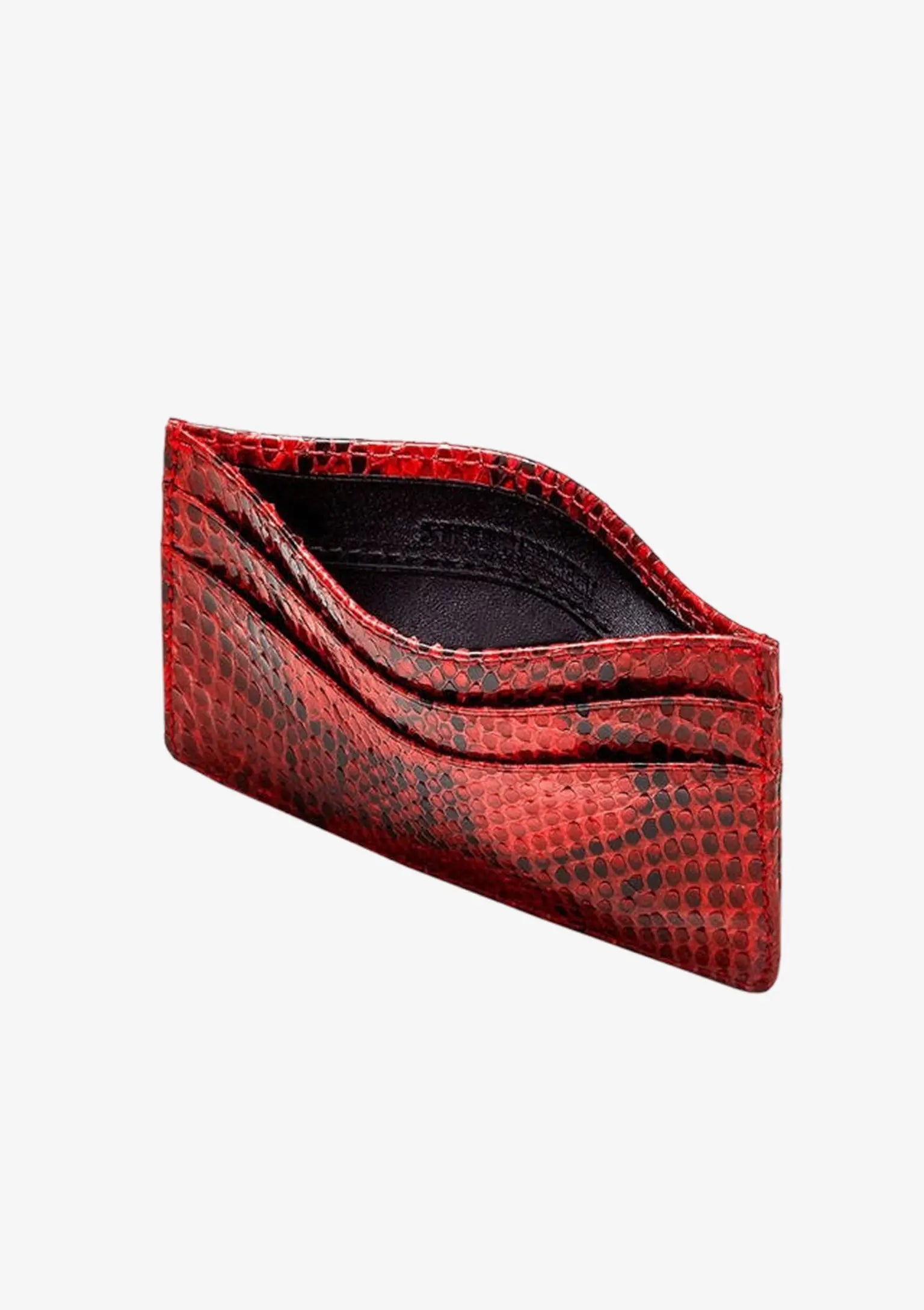 Exklusiver Designer Cardholder aus rotem Pythonleder mit schwarzem Lammleder, mehreren Kartenfächern und charakteristischer Schuppenstruktur.