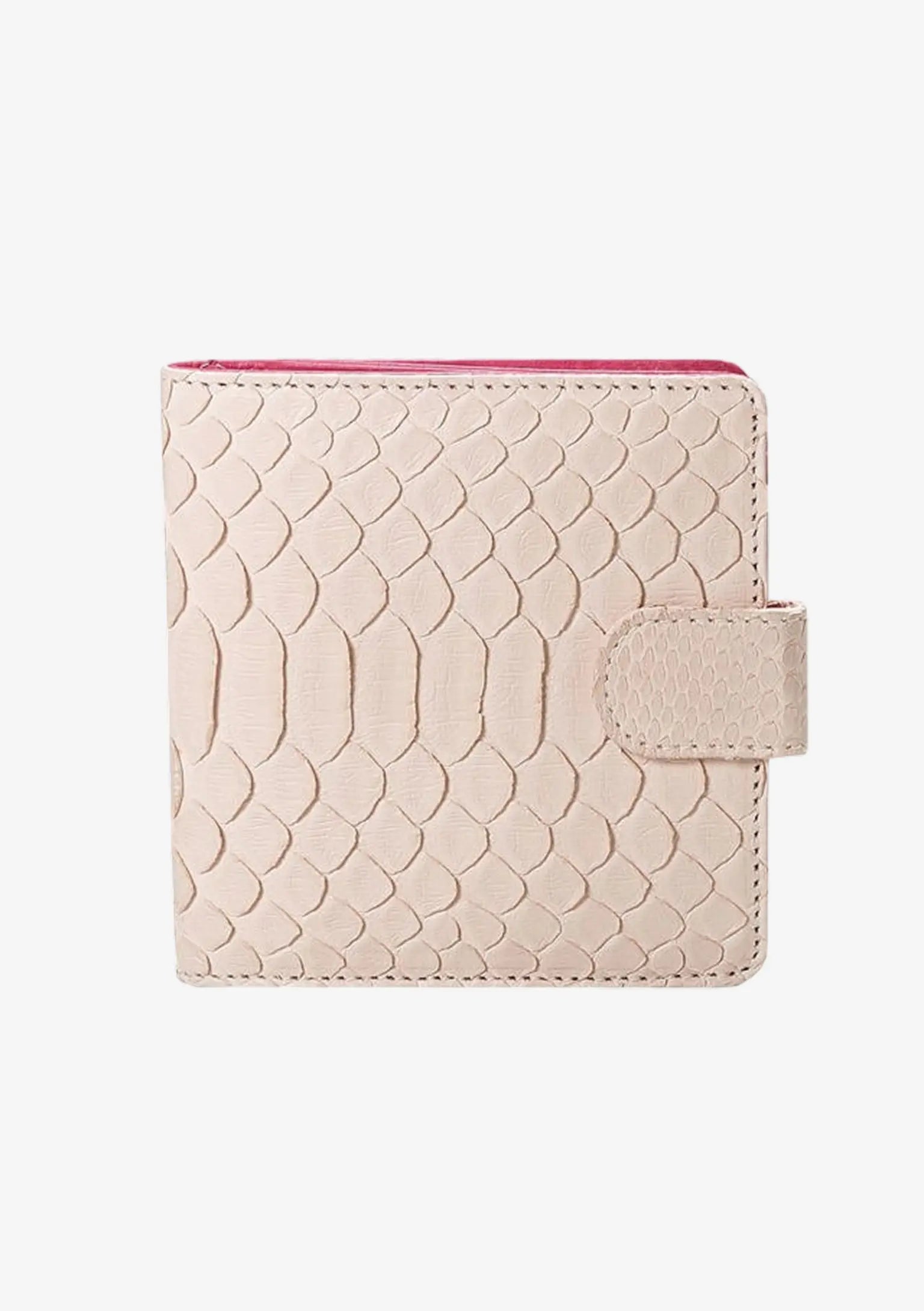 Designer Compact Wallet aus Pythonleder in Nude mit Verschlussriegel und charakteristischer Schuppenstruktur.