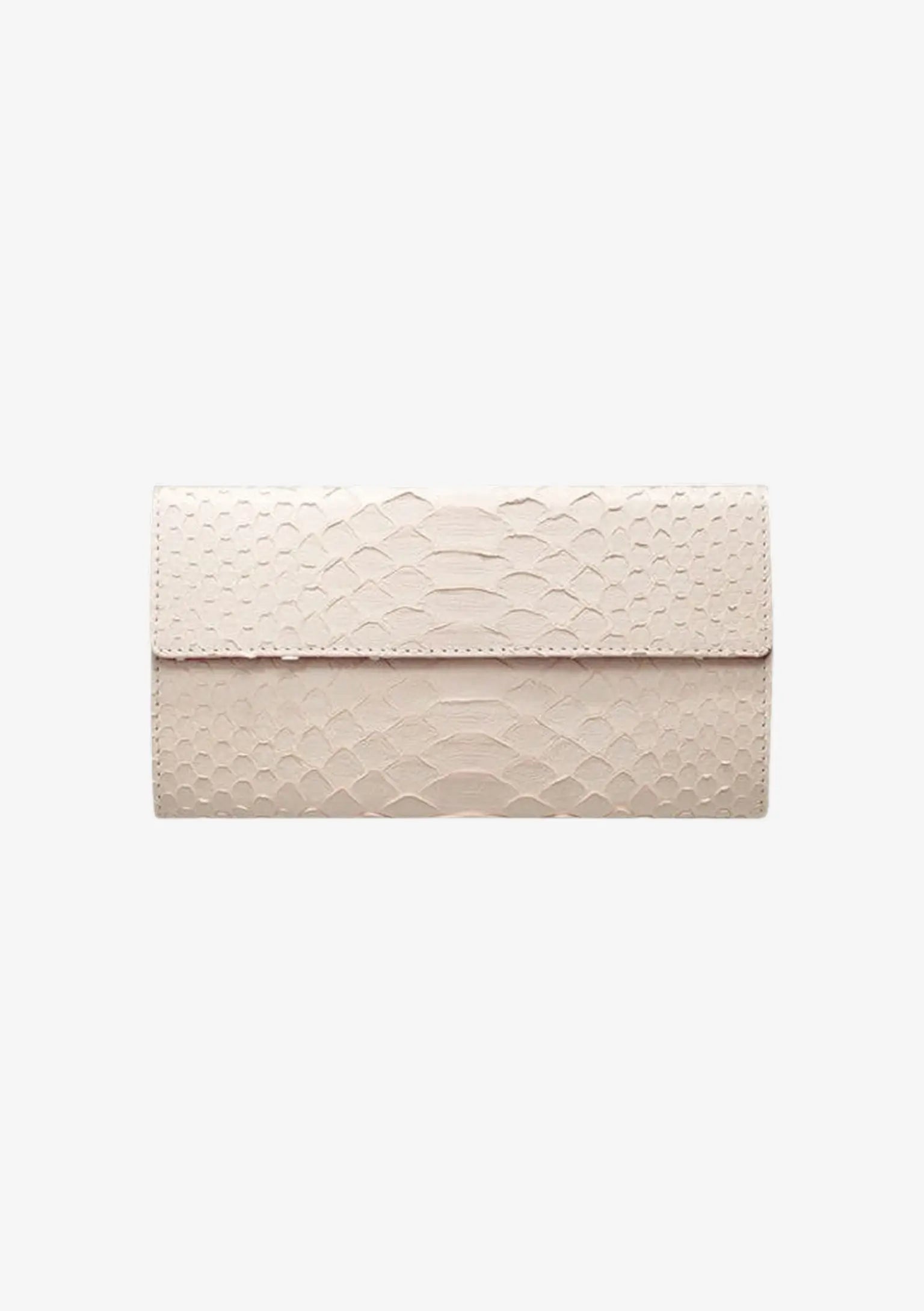 Designer Long Wallet aus Pythonleder in Nude mit charakteristischer Schuppenstruktur und elegantem länglichen Design.