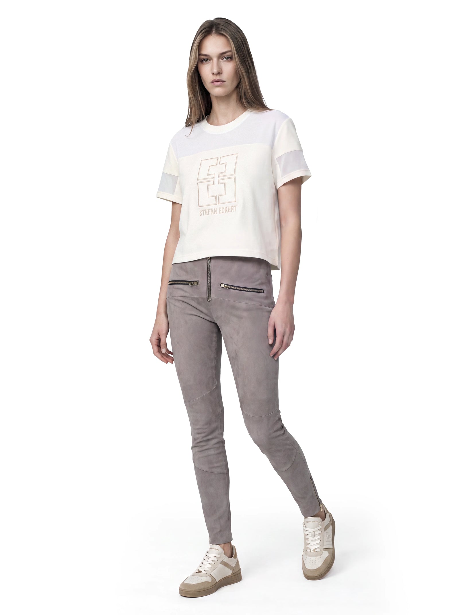 Luxus Designer T-Shirt im Football-Look aus Bio-Baumwolle mit transparenten Einsätzen, Logo-Stickerei und lässiger Oversize-Passform mit überschnittenen Schultern. Vorderansicht
