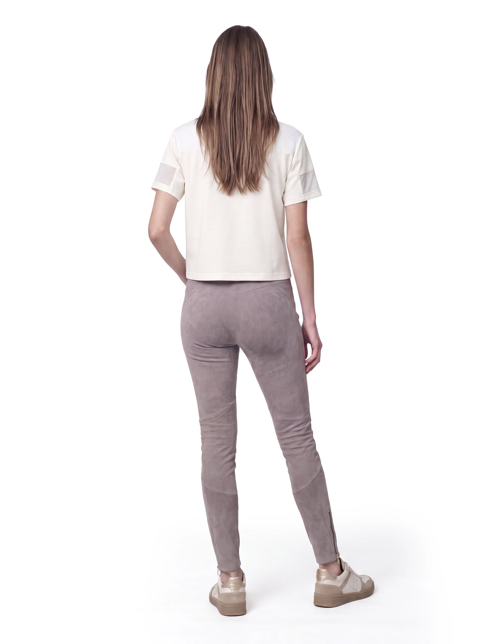 Luxus Designer T-Shirt aus hochwertiger Bio-Baumwolle mit transparenten Stoffdetails, markanter Logo-Stickerei und sportlicher Oversize-Silhouette im Football-Stil. Rückansicht
