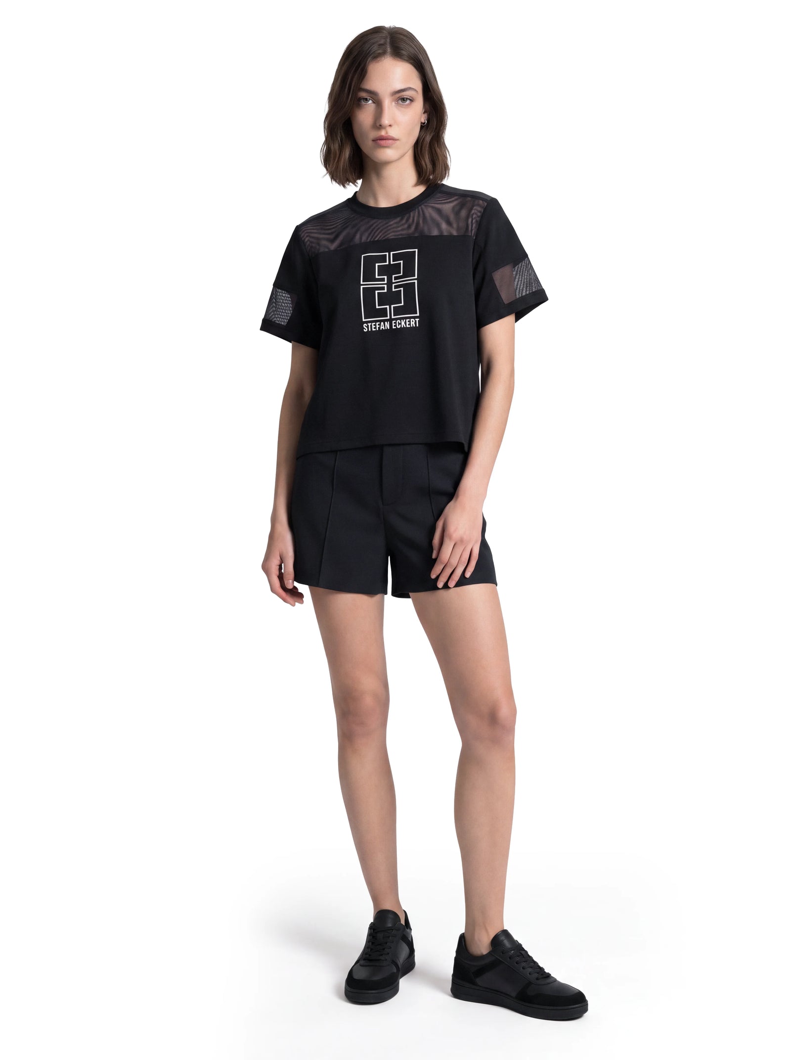 Luxus Designer T-Shirt im modernen Football-Design aus Bio-Baumwolle mit transparenten Einsätzen, hochwertiger Logo-Stickerei und weiter Oversize-Passform. Vorderansicht 
