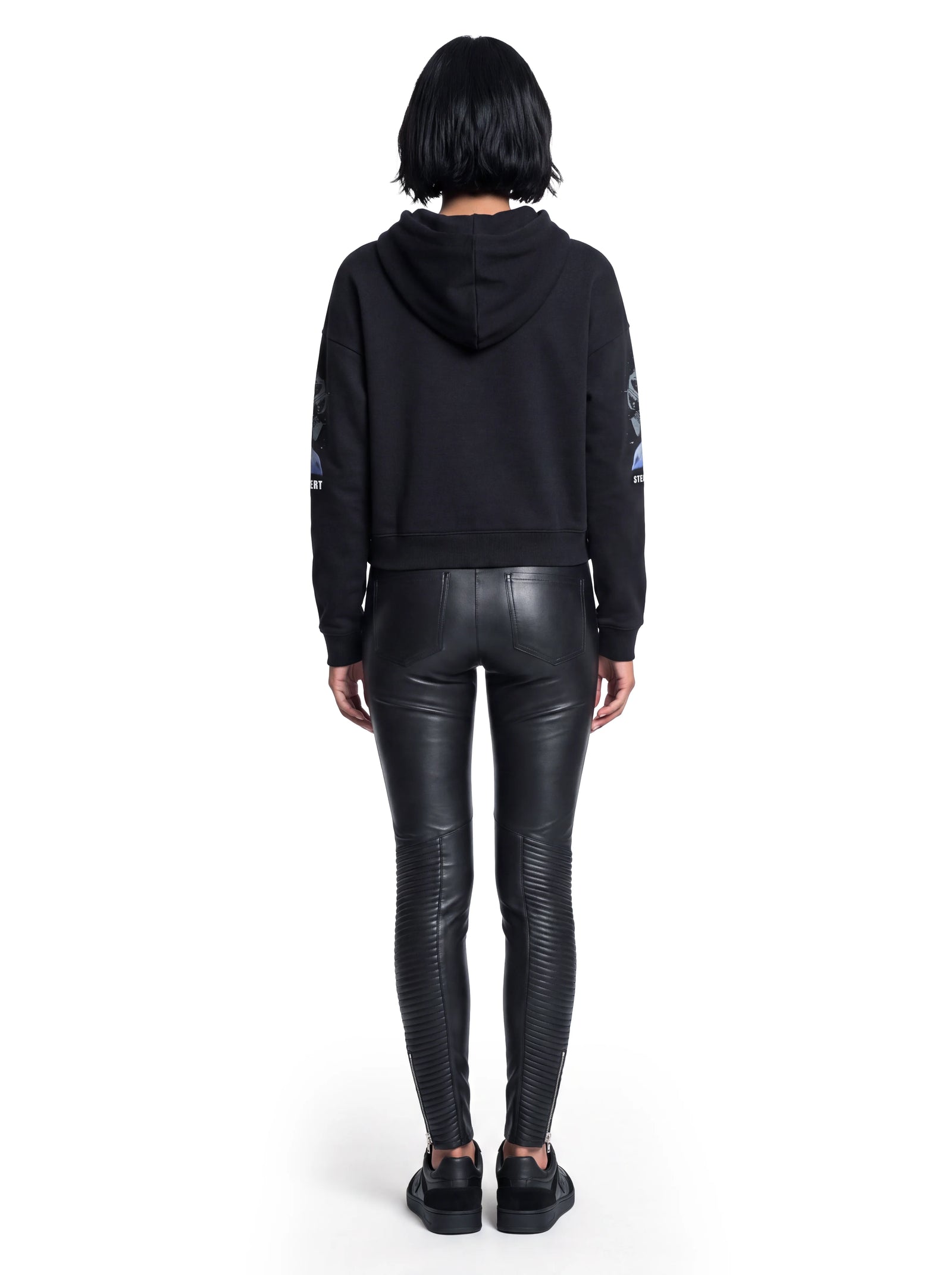 Designer Hoodie ‚Angel of the Universe‘ von Stefan Eckert aus Bio-Baumwolle mit detailreichen Engelmotiven auf den Ärmeln, kombiniert aus hochwertiger Stickerei und Digitaldruck. Rückansicht
