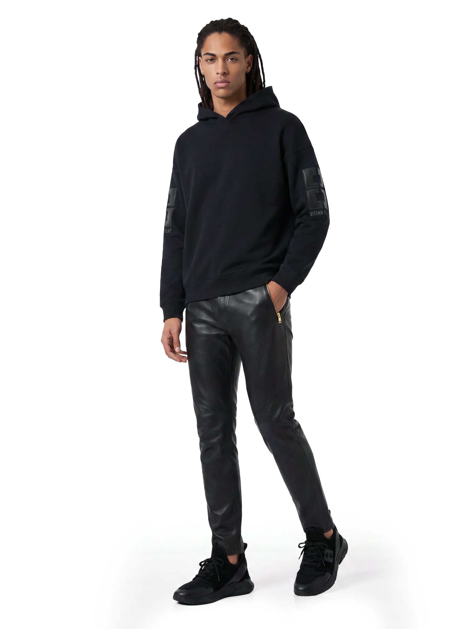 Exklusiver Stefan Eckert Hoodie aus Bio-Baumwoll-Interlock mit hochwertiger Lammleder-Stickerei, charakteristischem Logo und entspannter Passform mit überschnittenen Schultern. Vorderansicht