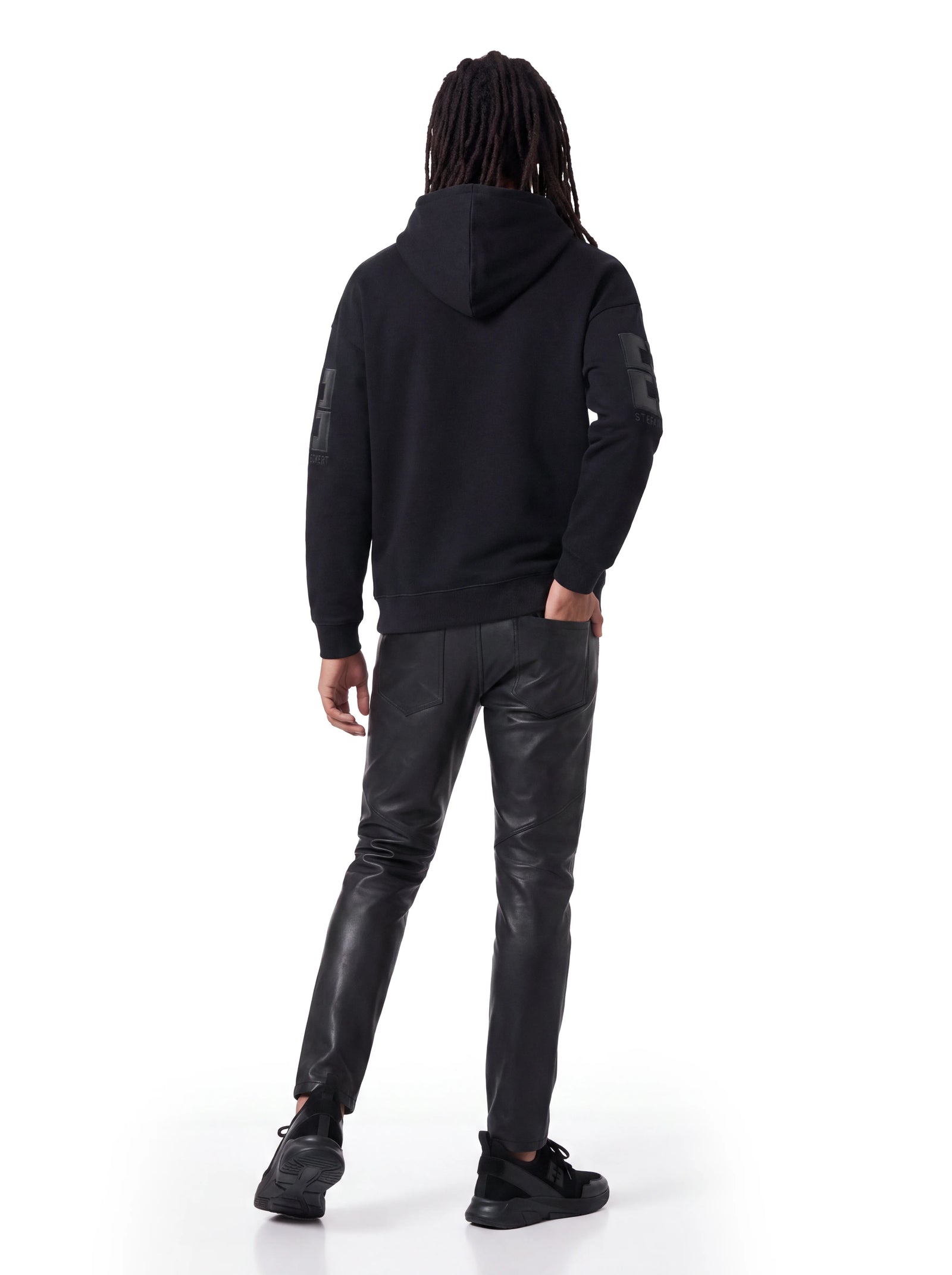 Stefan Eckert Designer Hoodie aus hochwertiger Bio-Baumwolle mit kunstvoll gearbeitetem Logo aus Lammleder und Stickerei sowie lässigem Streetstyle-Schnitt. Rückansicht
