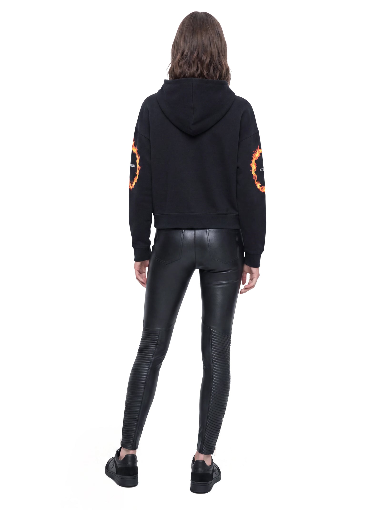 Luxus Designer Hoodie aus Bio-Baumwolle mit markanten Feuerringen auf den Ärmeln, gesticktem Stefan Eckert Logo und detailreichen Digitaldruck-Elementen. Rückansicht
