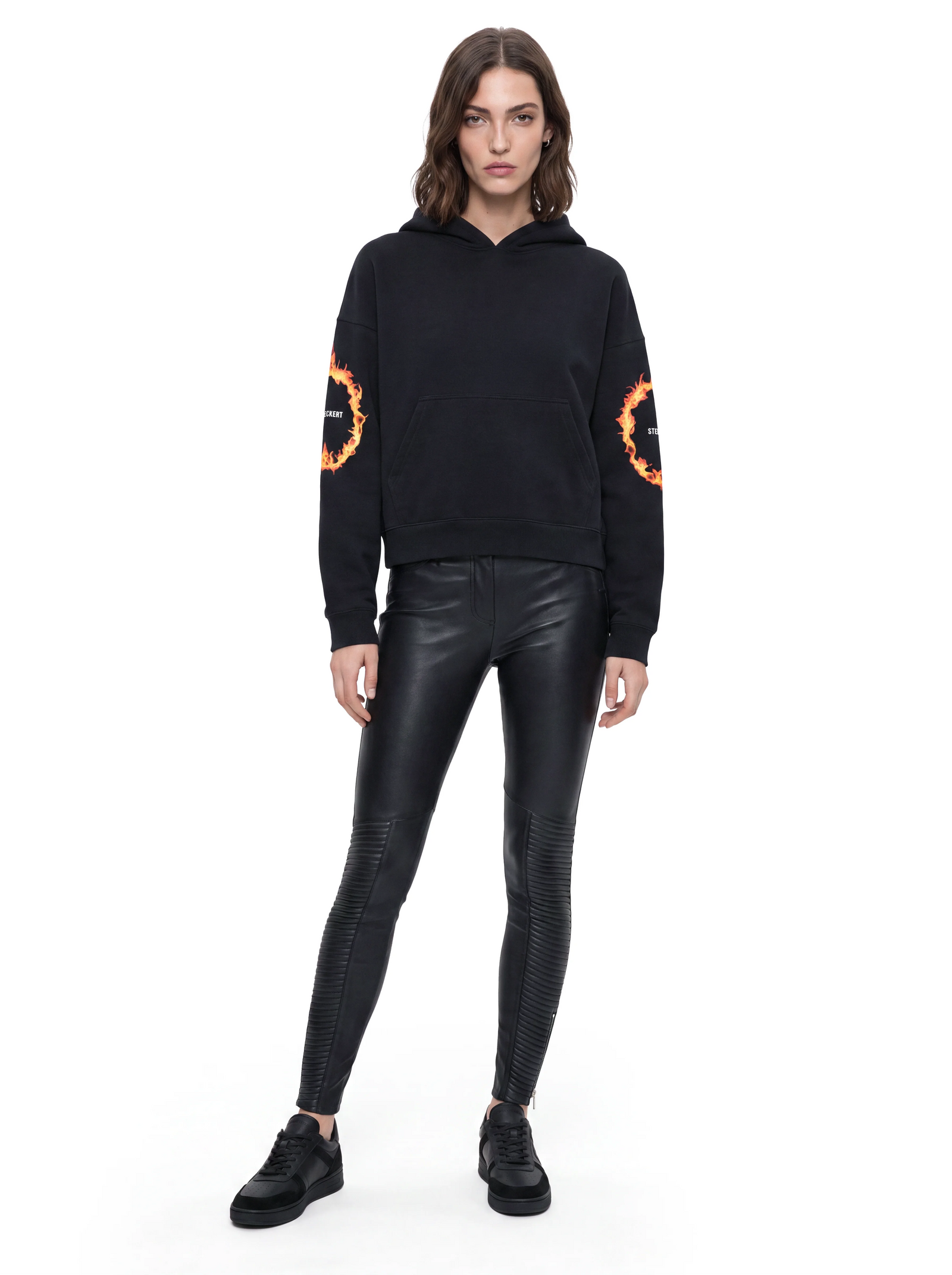 Luxus Designer Hoodie aus hochwertiger Bio-Baumwolle mit auffälligen Feuerring-Motiven auf den Ärmeln, veredelt durch Stefan Eckert Logo-Stickerei und Digitaldruck. Vorderansicht