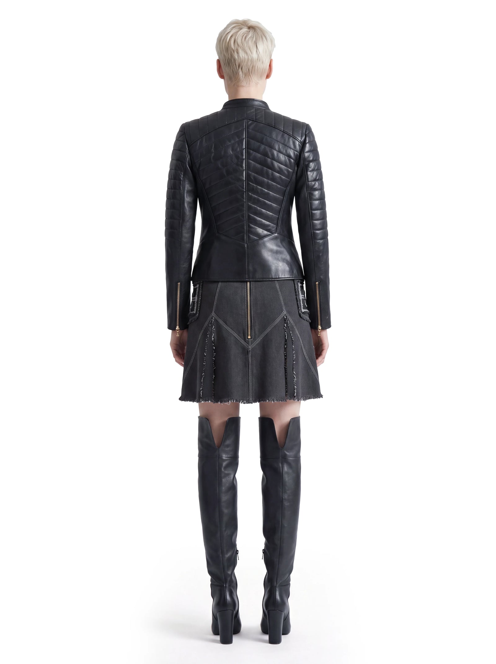 Luxus Designer Jeansrock für Damen in Schwarz mit ausgestelltem Schnitt, markanten Fransen entlang der Teilungsnähte und goldenem Reißverschluss.