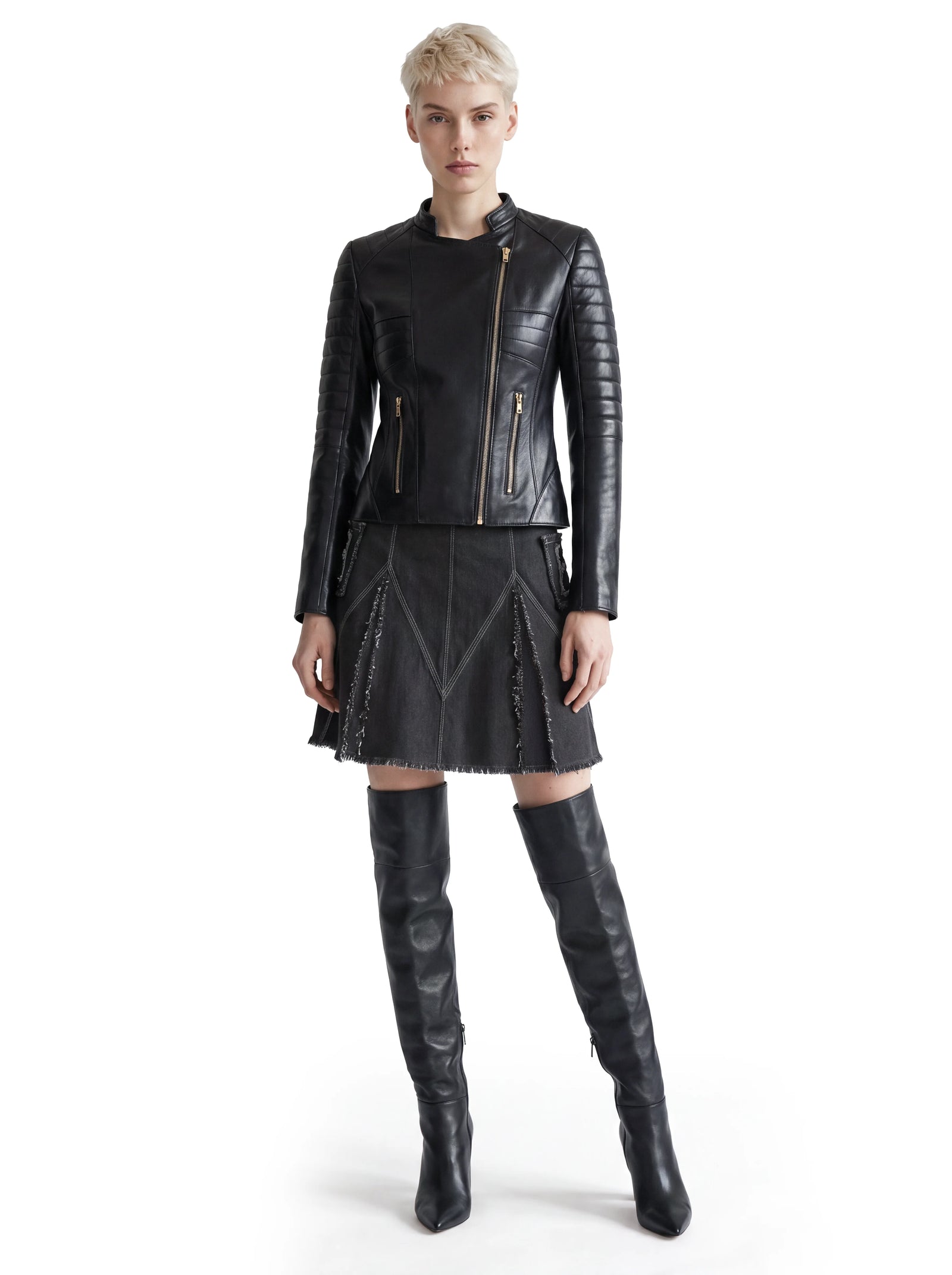 Luxus Designer Jeansrock für Damen in Schwarz mit ausgestellter Silhouette, markanten Monogramm-Falten und dekorativen Fransen-Details.