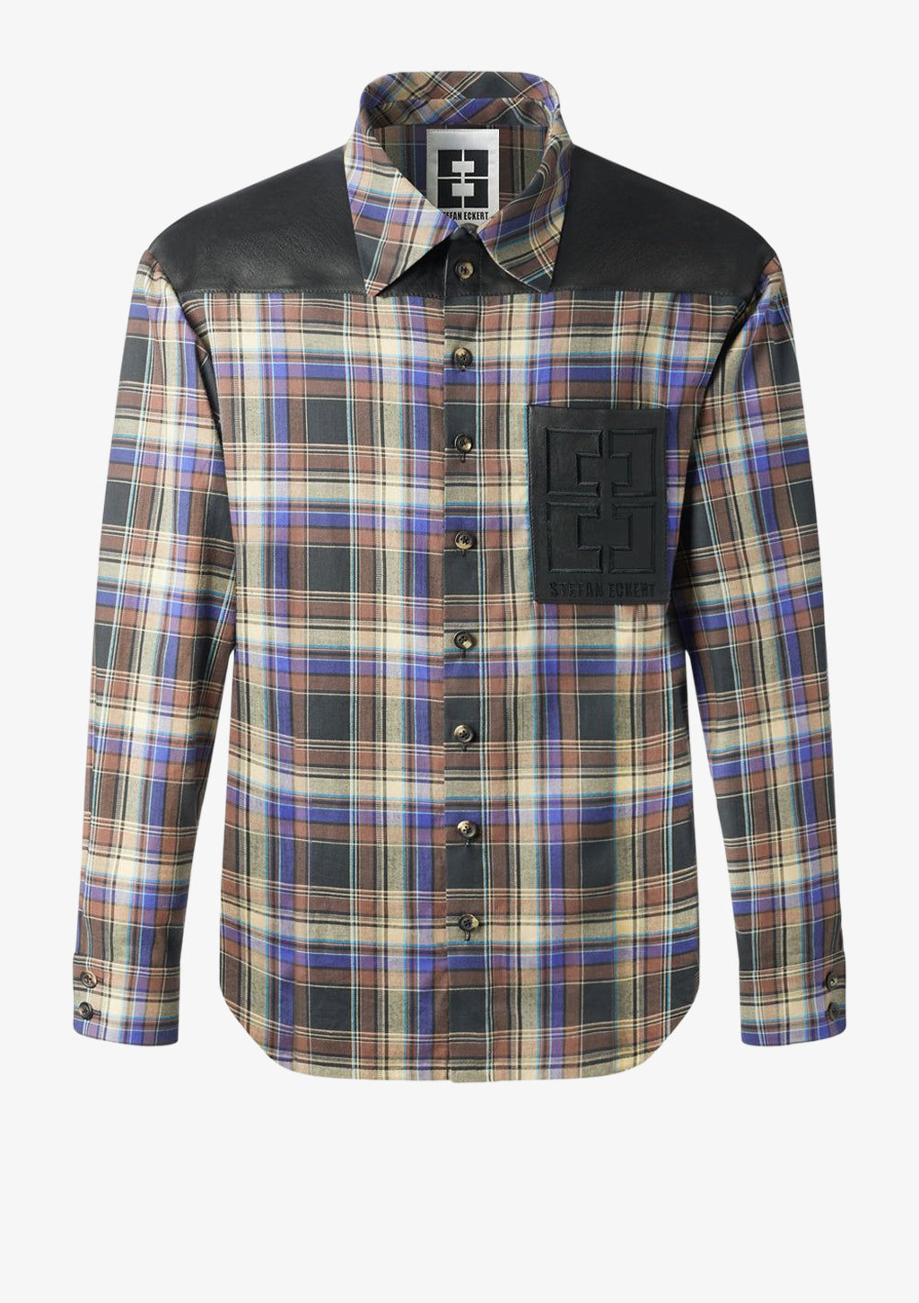 Designer Karohemd mit Ledertasche aus Baumwolle von Designer Stefan Eckert. Erhältlich in Hamburg, London, New York, London und Paris. Men´s shirt with leather yoke in plaid cotton by designer Stefan Eckert. Available in Hamburg, London, New York, London and Paris.