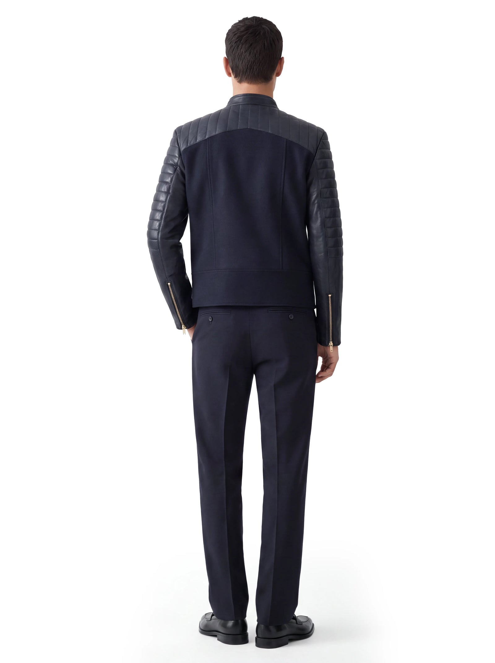 Herren Luxus Designer Jacke aus edlem Kaschmir mit abgesteppten Einsätzen aus Lammleder an Schultern und Ärmeln sowie einer klaren, körpernahen Silhouette.