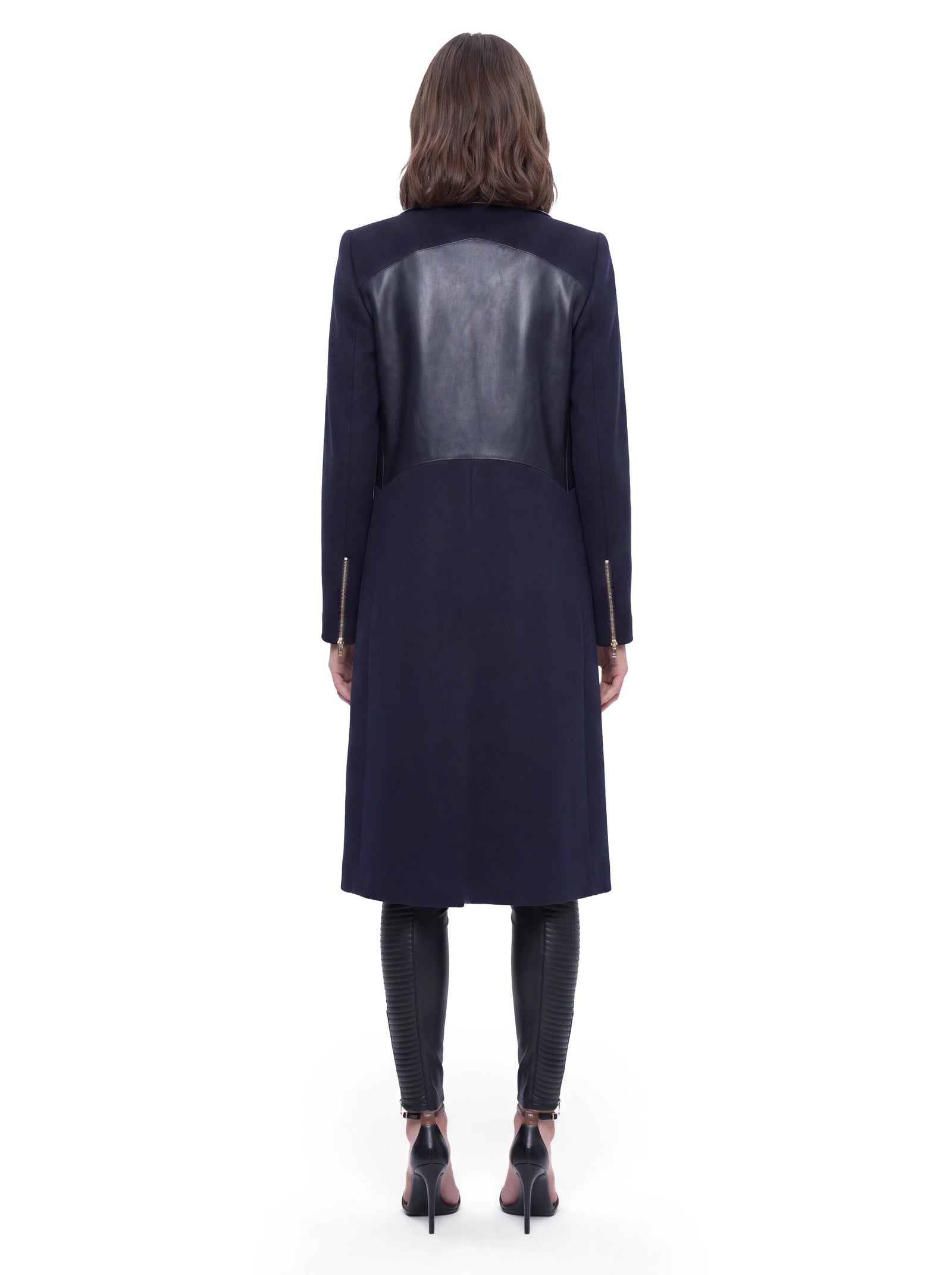 Luxus Designer Kaschmir-Mantel für Damen in Dunkelblau mit geradliniger Silhouette und großflächigem Lammleder-Einsatz am Rücken als markantem Kontrast.