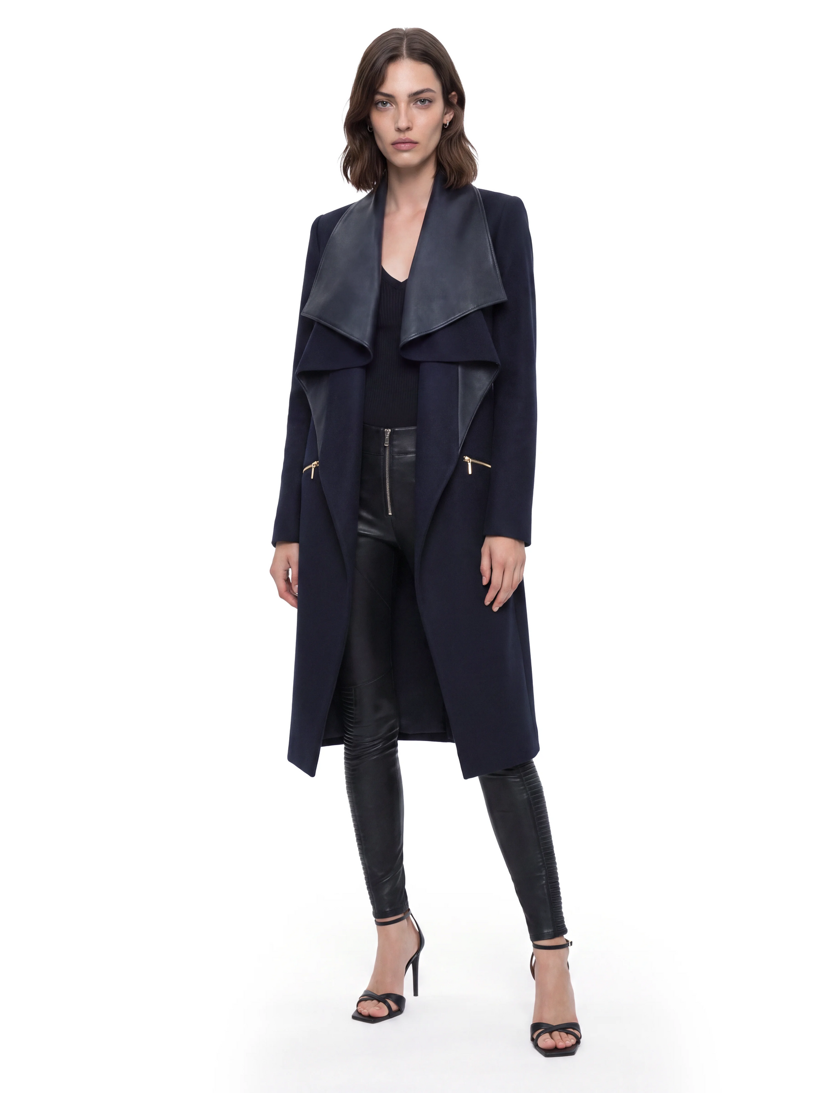 Luxus Designer Kaschmir-Mantel für Damen in Dunkelblau mit fließenden Volants, markant drapiertem Kragen und hochwertigen Lammleder-Details.