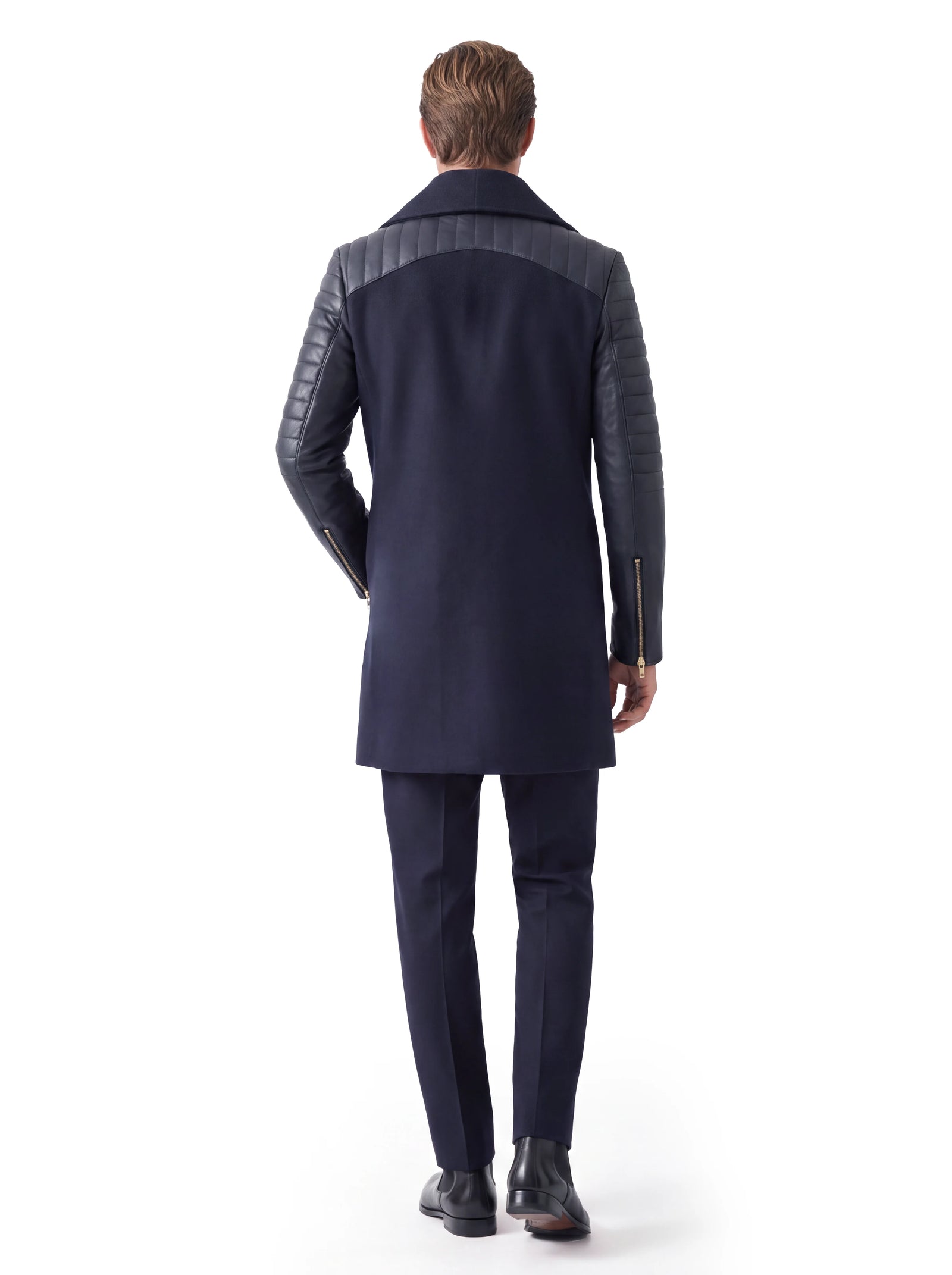 Dunkelblauer Luxus Designer Biker-Mantel für Herren aus Kaschmir, akzentuiert durch gesteppte Lammlederpartien an Schultern und Ärmeln sowie goldfarbene Reißverschlussdetails.