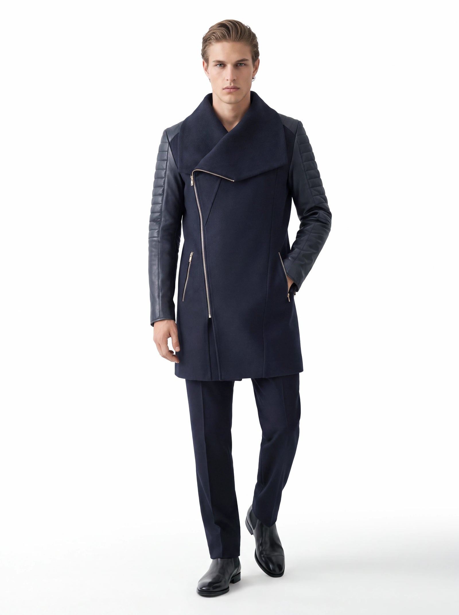 Luxus Designer Biker-Mantel für Herren aus schwarzem Kaschmir mit gesteppten Ärmeln aus Lammleder, asymmetrischem Reißverschluss und markantem Kragen.