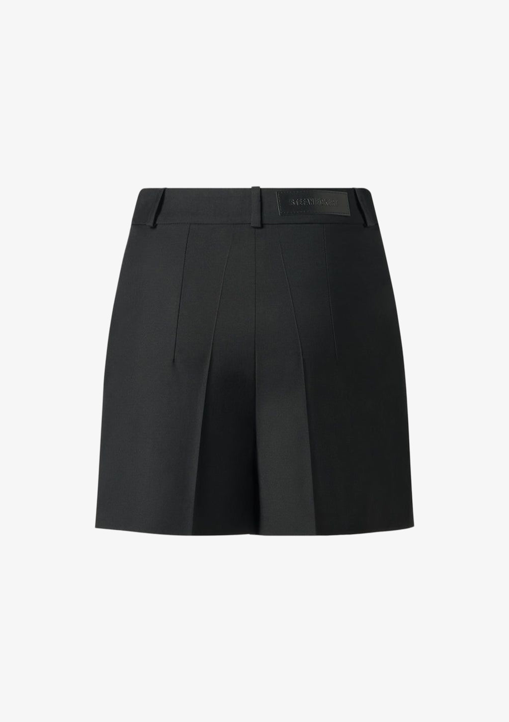 Shorts im Anzug Style. Kurze Anzughose aus Wolle mit Bügelfalte von Designer Stefan Eckert. Erhältlich in Hamburg, London, New York, Paris und Mailand. Wool short suit trousers with crease by designer Stefan Eckert. Available in Hamburg, London, New York, Paris and Milan.