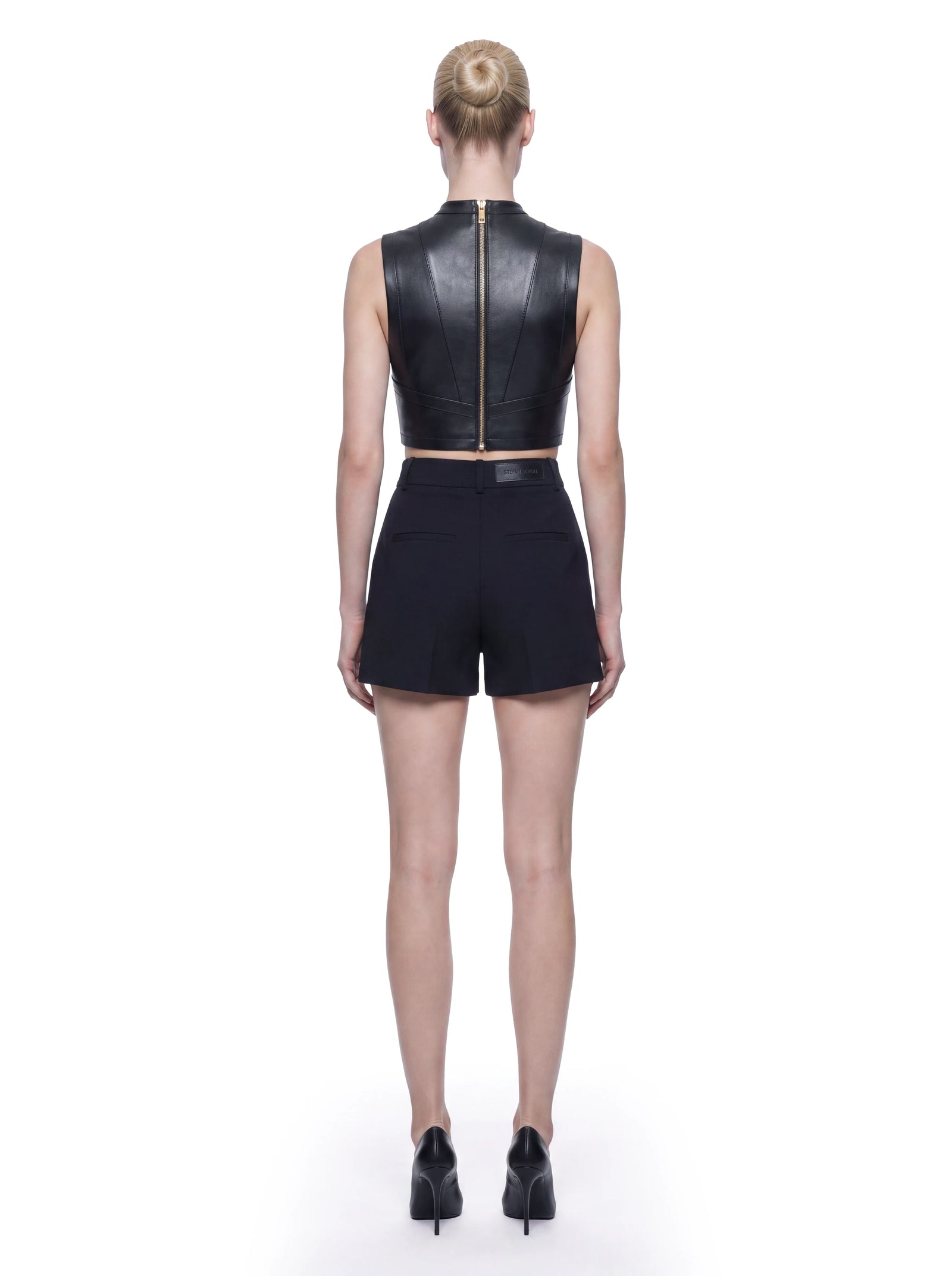 Schwarze Luxus Designer Shorts für Damen aus edler Wolle mit tailliertem Schnitt und stilvollen Paspeltaschen.