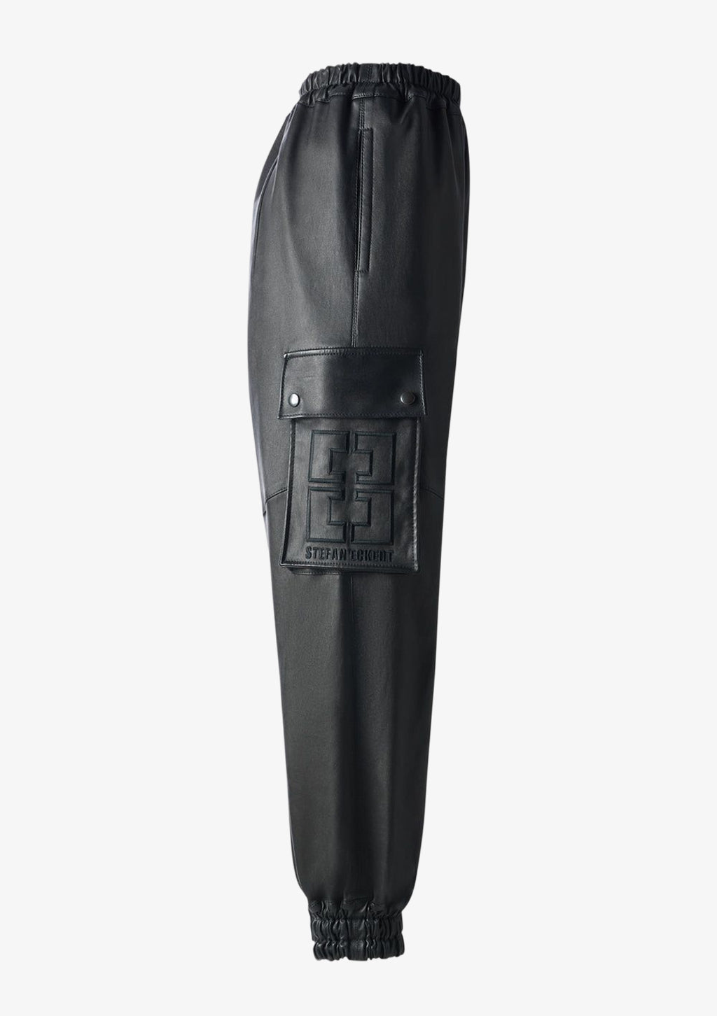 Leder Jogger Pants für Damen aus Stretch-Lammleder mit Seitentasche mit Logo-Stickerei von Designer Stefan Eckert. Erhältlich in Hamburg, London, New York und London. Leather jogger pants for women made of stretch lamb leather with side pocket with logo embroidery by designer Stefan Eckert. Available in Hamburg, London, New York and London.
