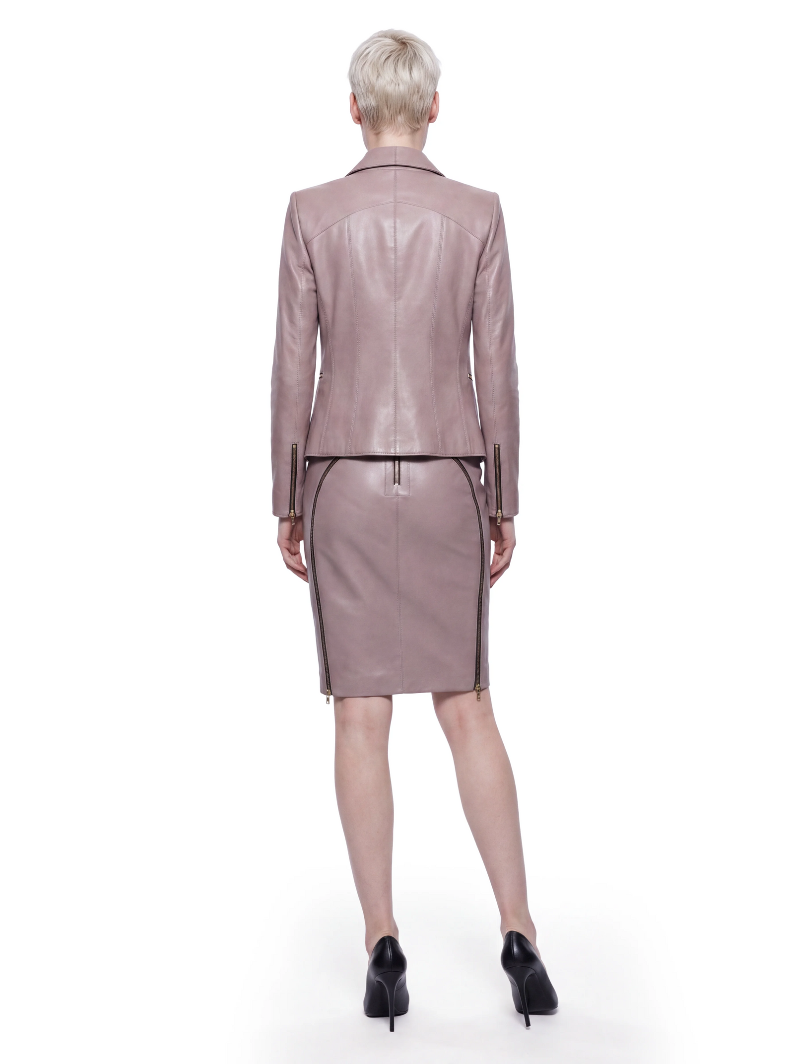 Roséfarbener Luxus Designer Lederblazer in der Rückansicht mit präziser Nahtführung und figurbetonter Silhouette, kombiniert mit einem passenden Lederrock mit markanten Reißverschlussdetails.
