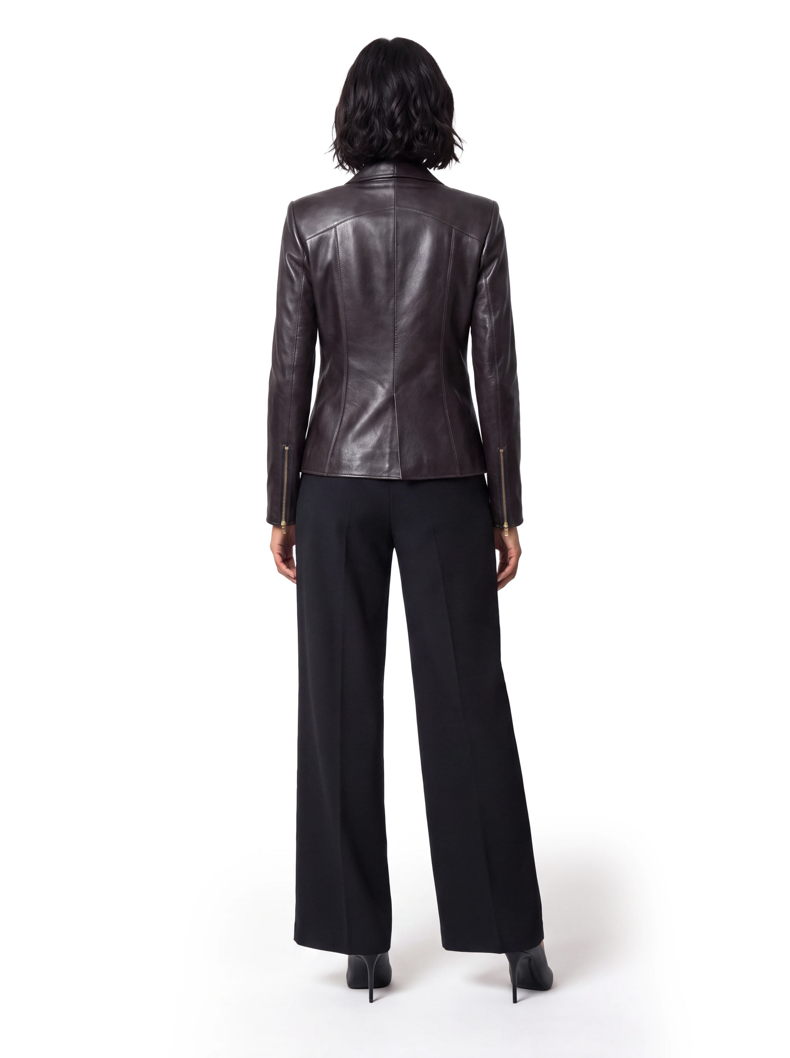 Luxus Designer Lederjacke in dunklem Braun mit figurbetonter Passform und klar definierter Rückenpartie. Hochwertiges Glattleder und dezente Reißverschlussdetails an den Ärmeln unterstreichen den eleganten Charakter.