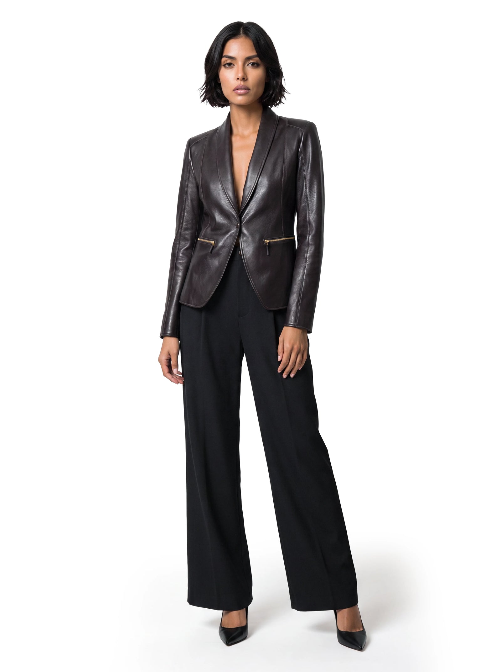 Luxus Designer Lederjacke in dunklem Braun mit taillierter Silhouette, elegantem Reverskragen und goldfarbenen Reißverschlusstaschen aus hochwertigem Glattleder.