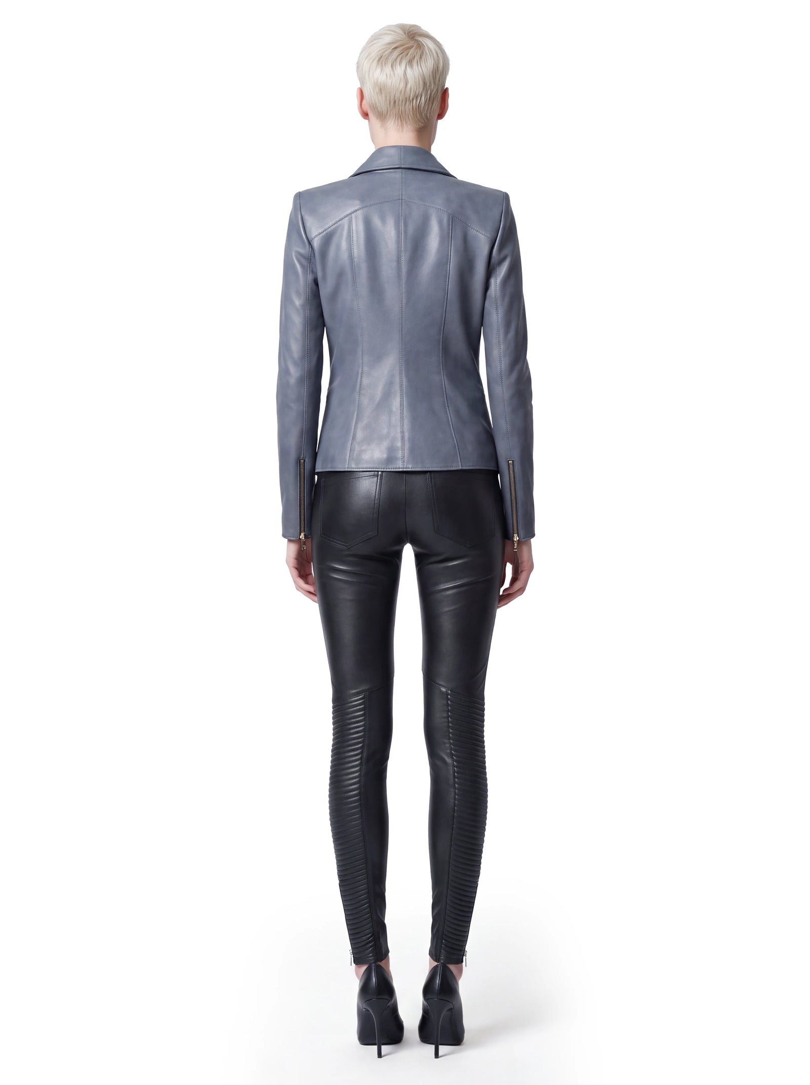 Grauer Luxus Designer Lederblazer in der Rückansicht mit präziser, figurformender Nahtführung, klar definierter Schulterpartie und schmaler taillierter Silhouette.