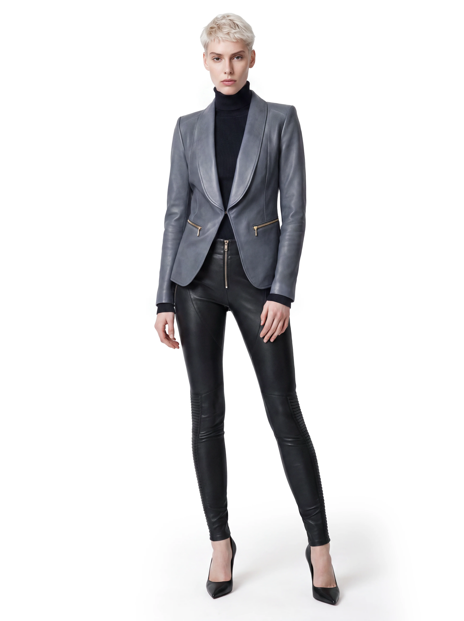 Grauer Luxus Designer Lederblazer mit elegantem Schalkragen, taillierter Passform und goldfarbenen Reißverschlusstaschen, kombiniert mit schwarzer Lederhose.
