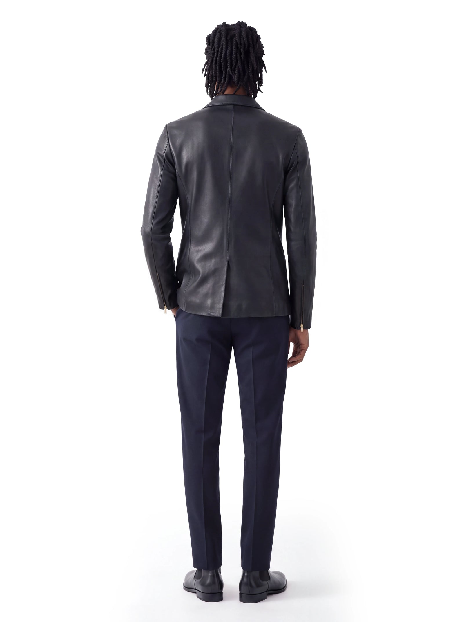 Luxus Designer Lederblazer für Herren aus hochwertigem Lammleder mit cleanem Rückendesign, taillierter Schnittführung und dezenten goldfarbenen Reißverschlüssen an den Ärmeln.