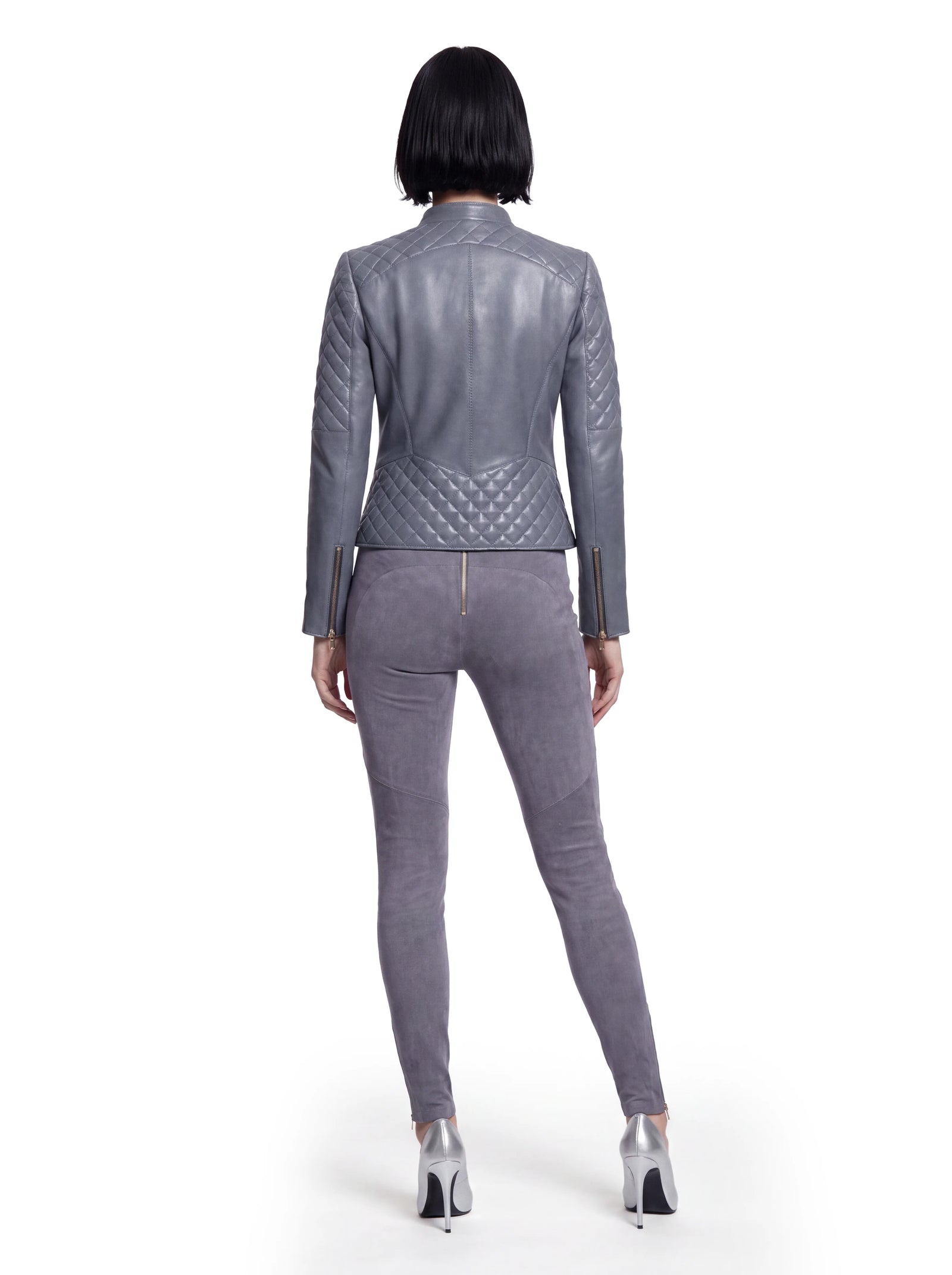 Luxus Designer Hose für Damen aus edlem grauem Velours-Stretch-Lammleder mit schmalem Schnitt, cleanem Design und dezentem Reißverschlussdetail auf der Rückseite.
