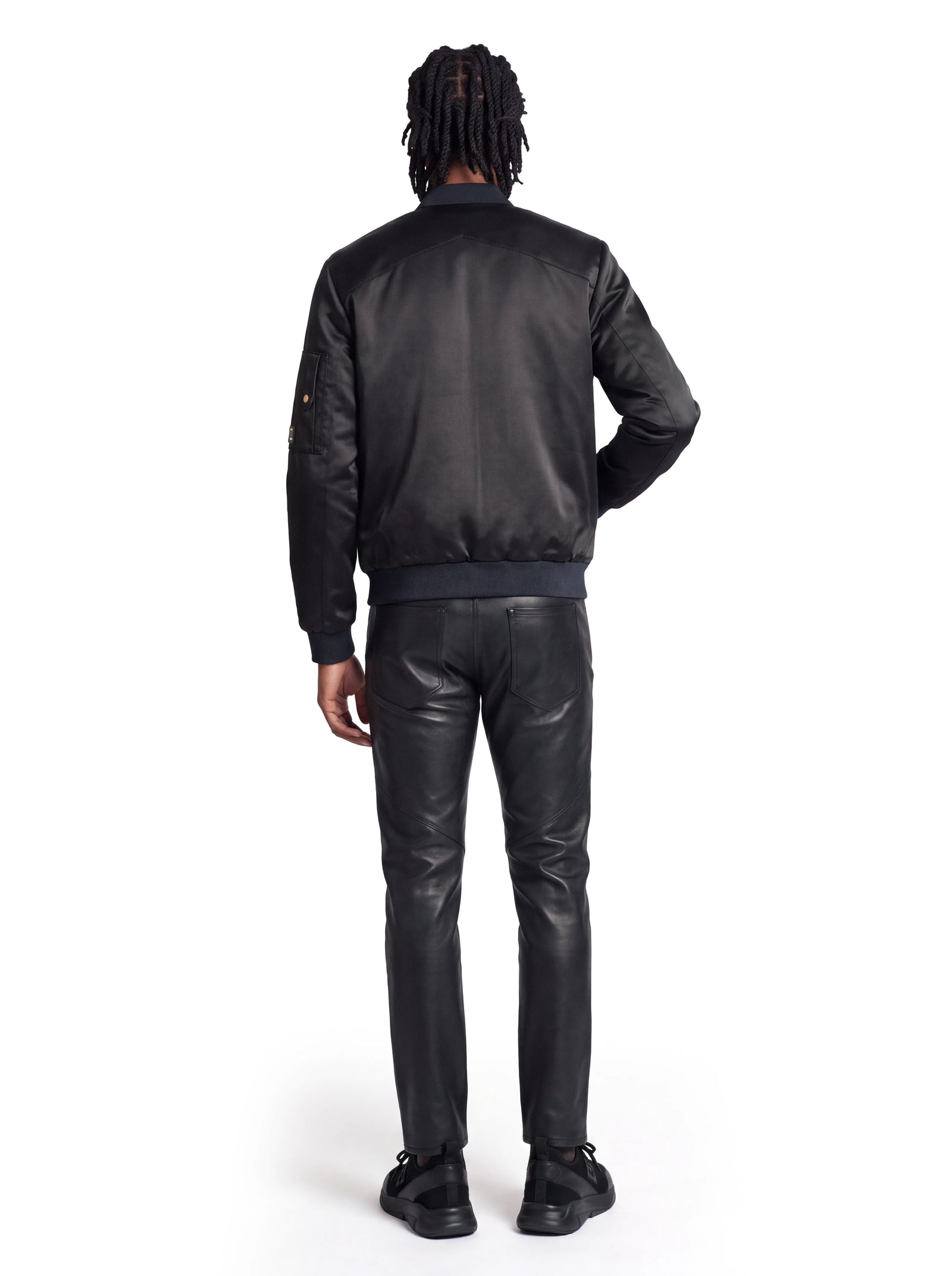 Luxus Designer Lederhose für Herren in Schwarz mit schmaler Passform, klarer Silhouette und klassischen Gesäßtaschen aus hochwertigem Leder.